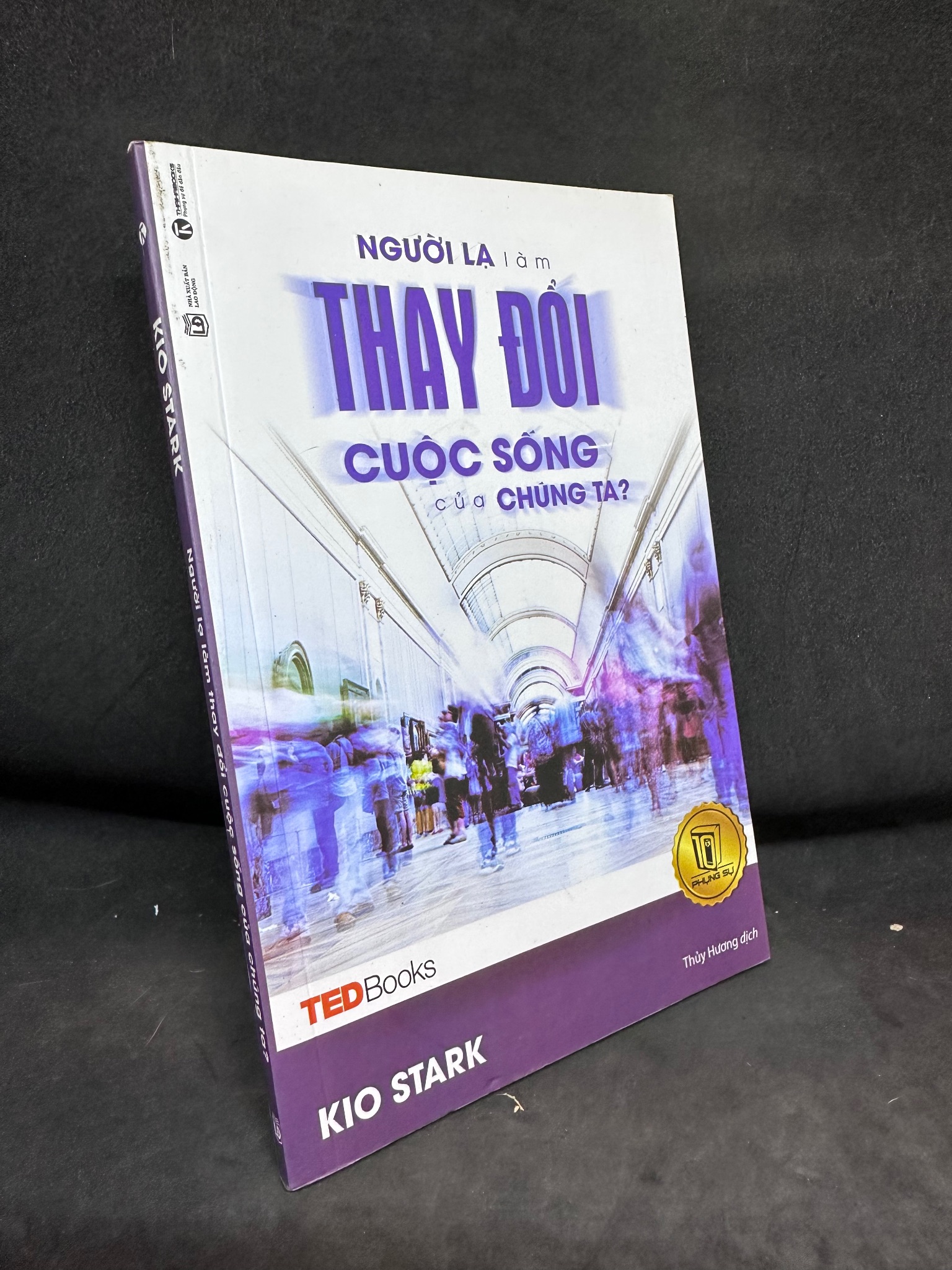 Người Lạ Làm Thay Đổi Cuộc Sống Của Chúng Ta? - Tedbooks - Kio Stark, Mới 80% (Ố Nhẹ), 2017 .VH2504 Sách tư duy, kỹ năng sống (SL có thể đặt: 1 Cuốn) - SÁCH ĐẠI HỌC