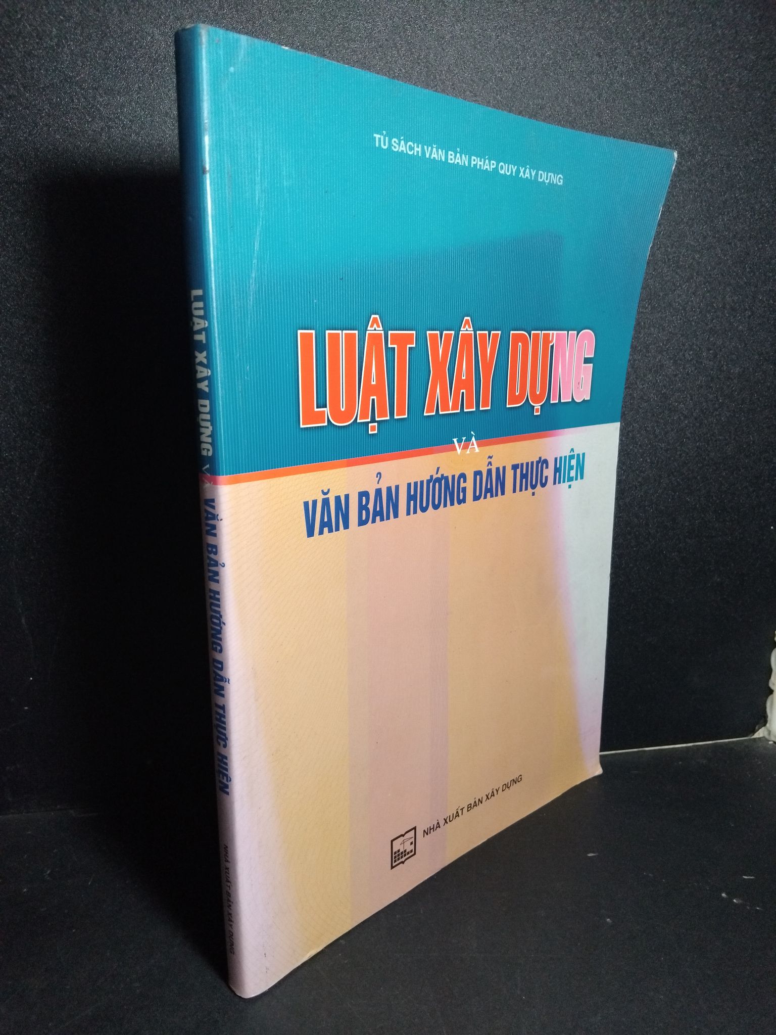 Luật xây dựng và văn bản hướng dẫn thực hiện mới 90% bẩn nhẹ 2005 2101 Luật, văn bản luật (SL có thể đặt: 1 Cuốn) - SÁCH ĐẠI HỌC
