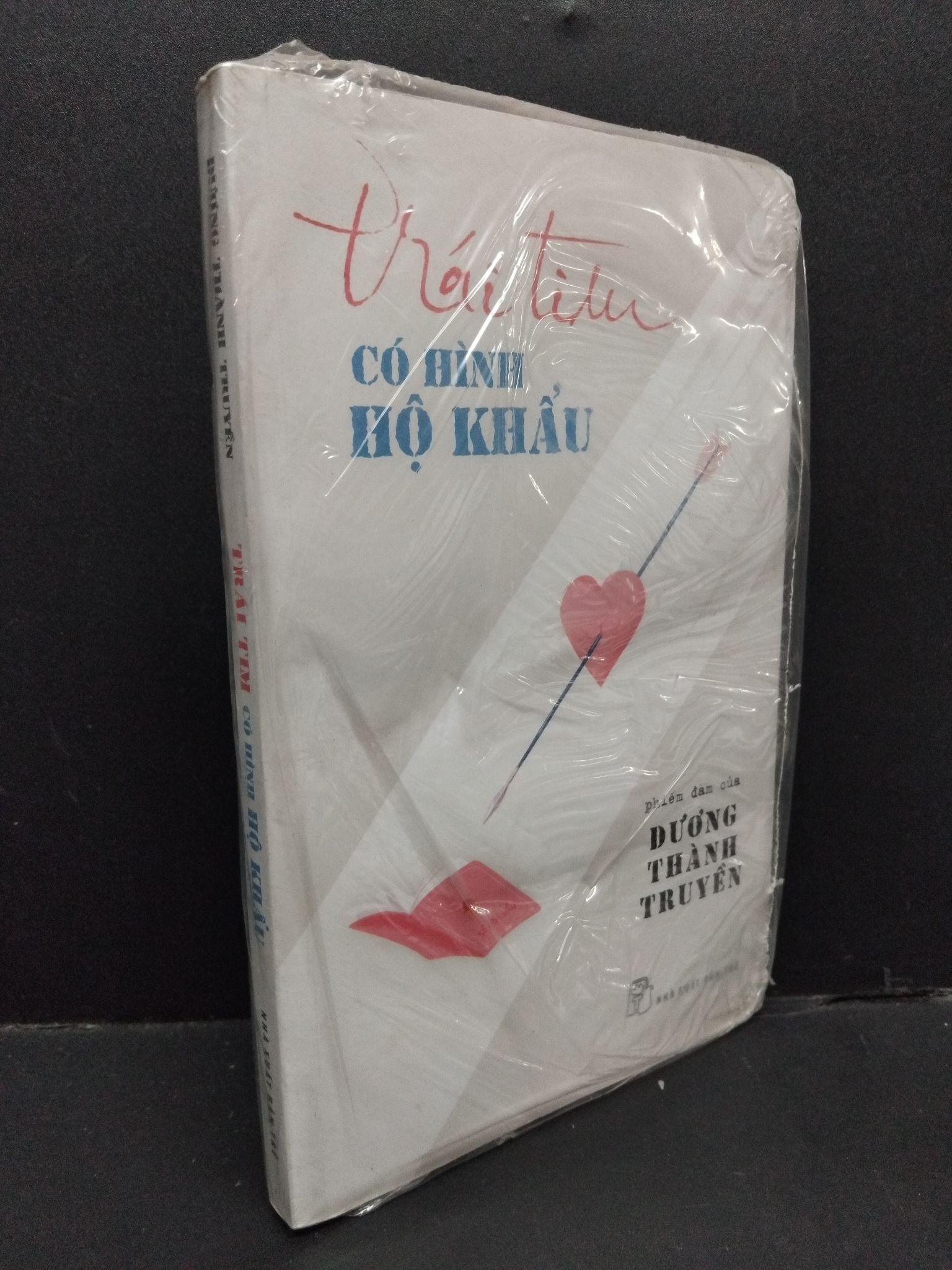 Trái tim có hình hộ khẩu (có seal) Dương Thành Truyền mới 80% ố vàng 0911 (SL có thể đặt: 1 Cuốn) - SÁCH ĐẠI HỌC