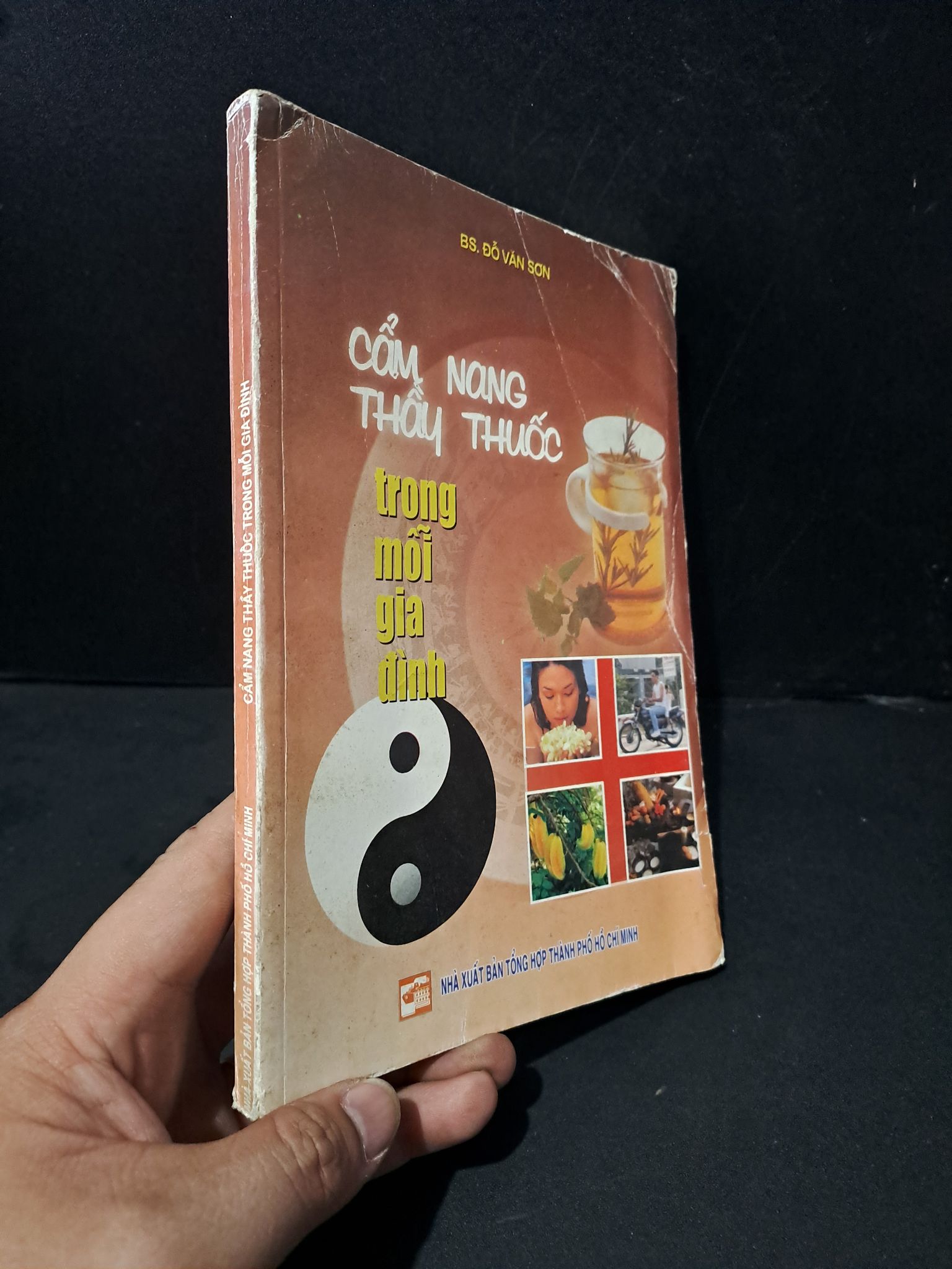 Cẩm nang thầy thuốc trong mỗi gia đình mới 80% bẩn bìa, ố nhẹ 2004 Bs. Đỗ Văn Sơn 1604 Sách sức khỏe (SL có thể đặt: 1 Cuốn) - SÁCH ĐẠI HỌC