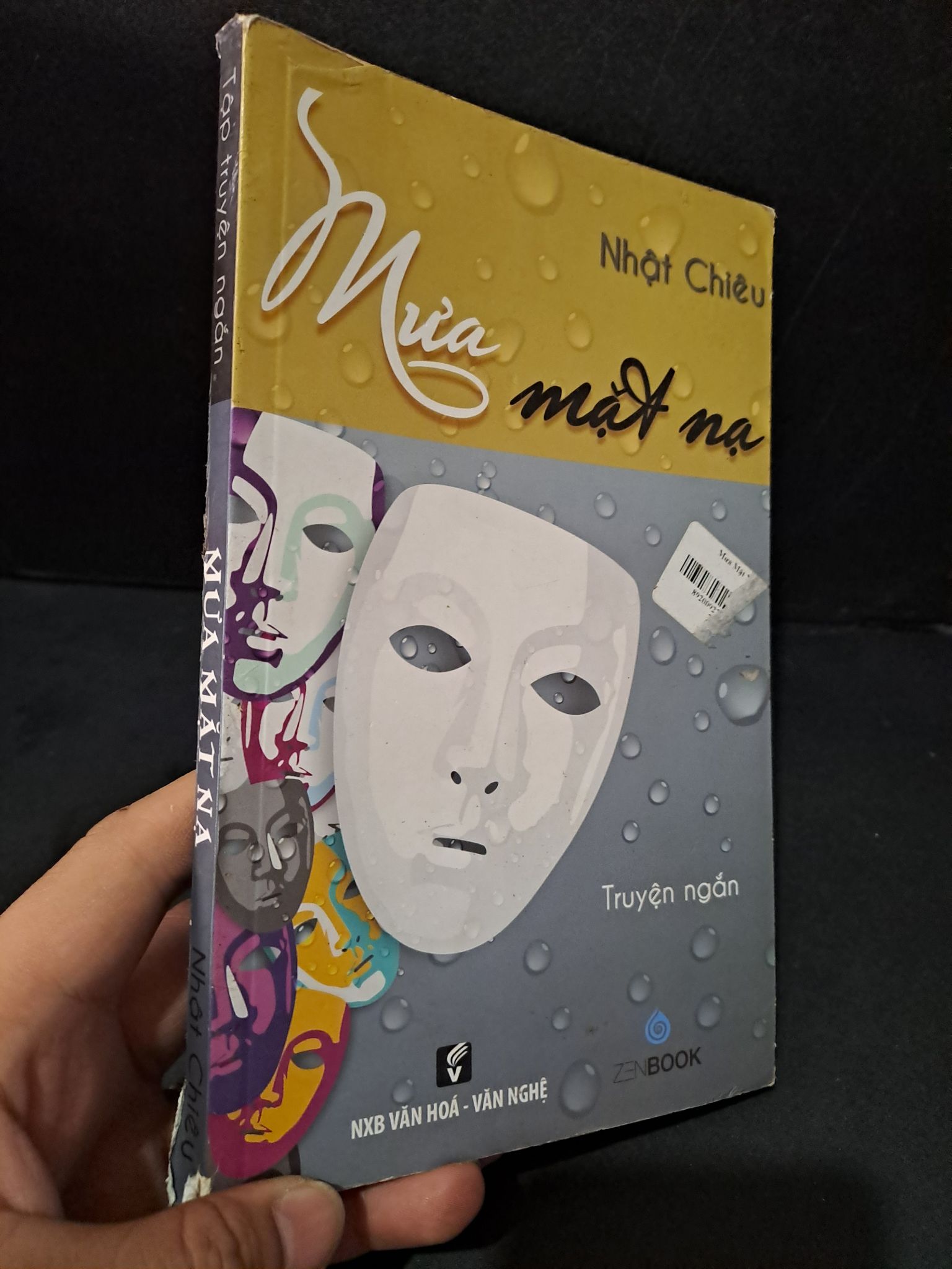Mưa mặt nạ mới 70% bẩn bìa, ố nhẹ, rách bìa, tróc gáy 2015 Nhật Chiêu 1604 (SL có thể đặt: 1 Cuốn) - SÁCH ĐẠI HỌC