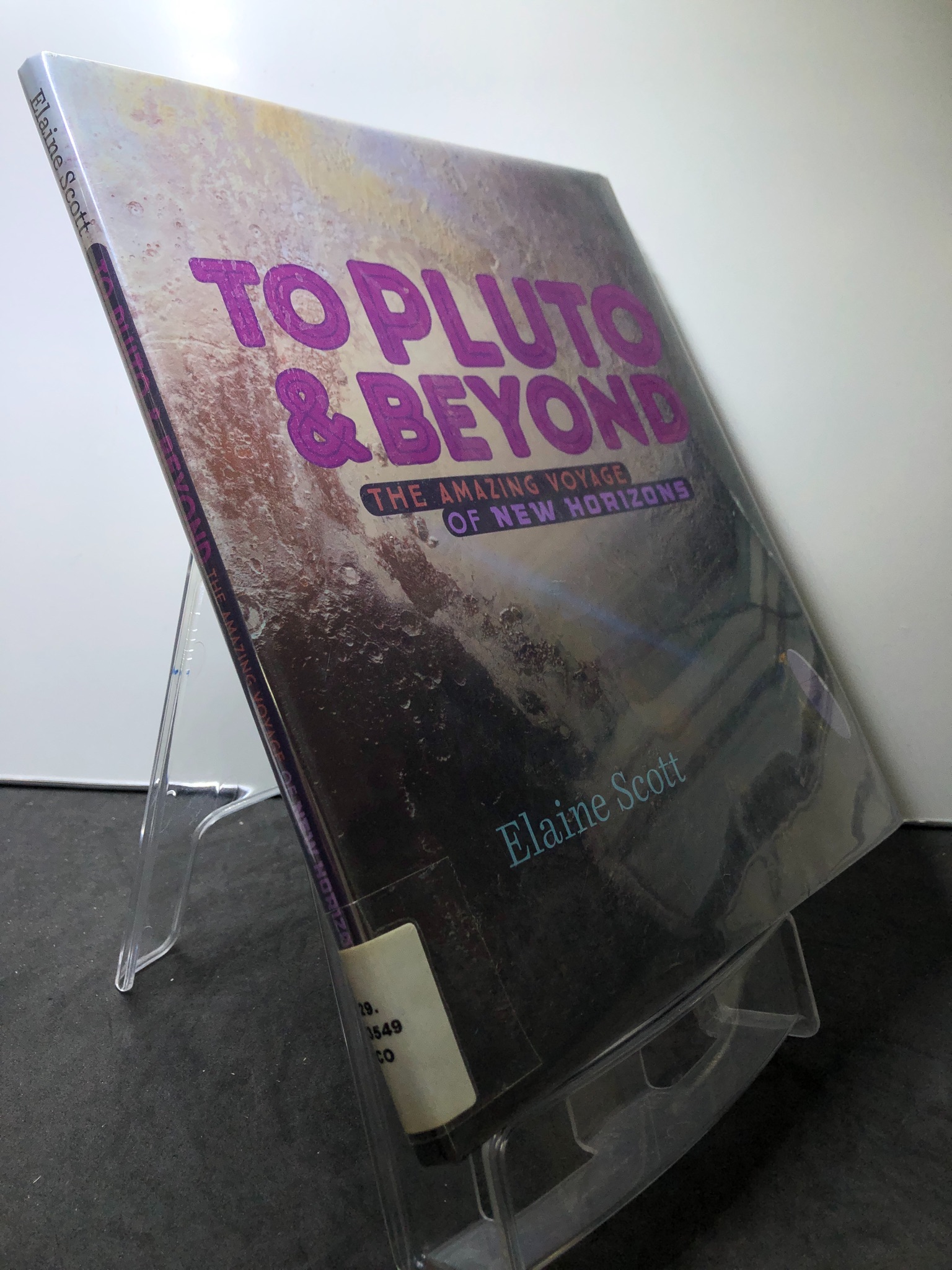 To Pluto and Beyound BÌA CỨNG mới 85% bẩn nhẹ Elaine Scott 3107 Sách ngoại văn (SL có thể đặt: 1 Cuốn) - SÁCH ĐẠI HỌC