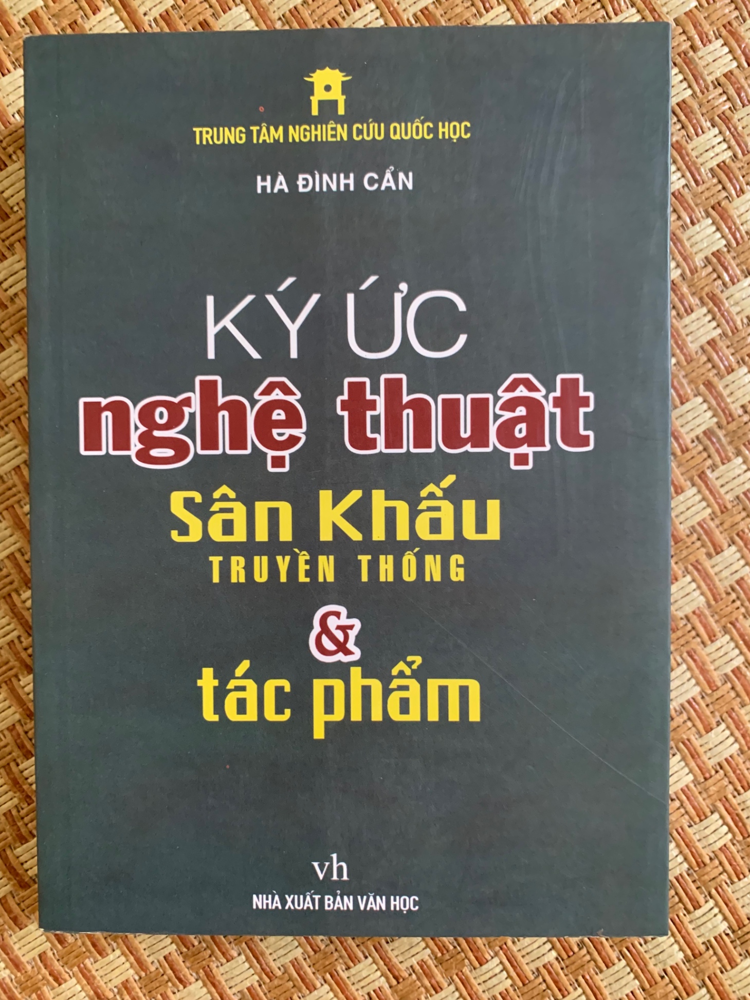 Ký Ức Nghệ Thuật Sân Khấu Truyền Thống & Tác Phẩm (Tác giả: Hà Đình Cẩn,Nhà xuất bản: NXB Văn Học,Nhà xuất bản: NXB Văn Học) Sách mới 90% -3005-Văn Hoá (SL có thể đặt: 2 Cuốn) - SÁCH ĐẠI HỌC