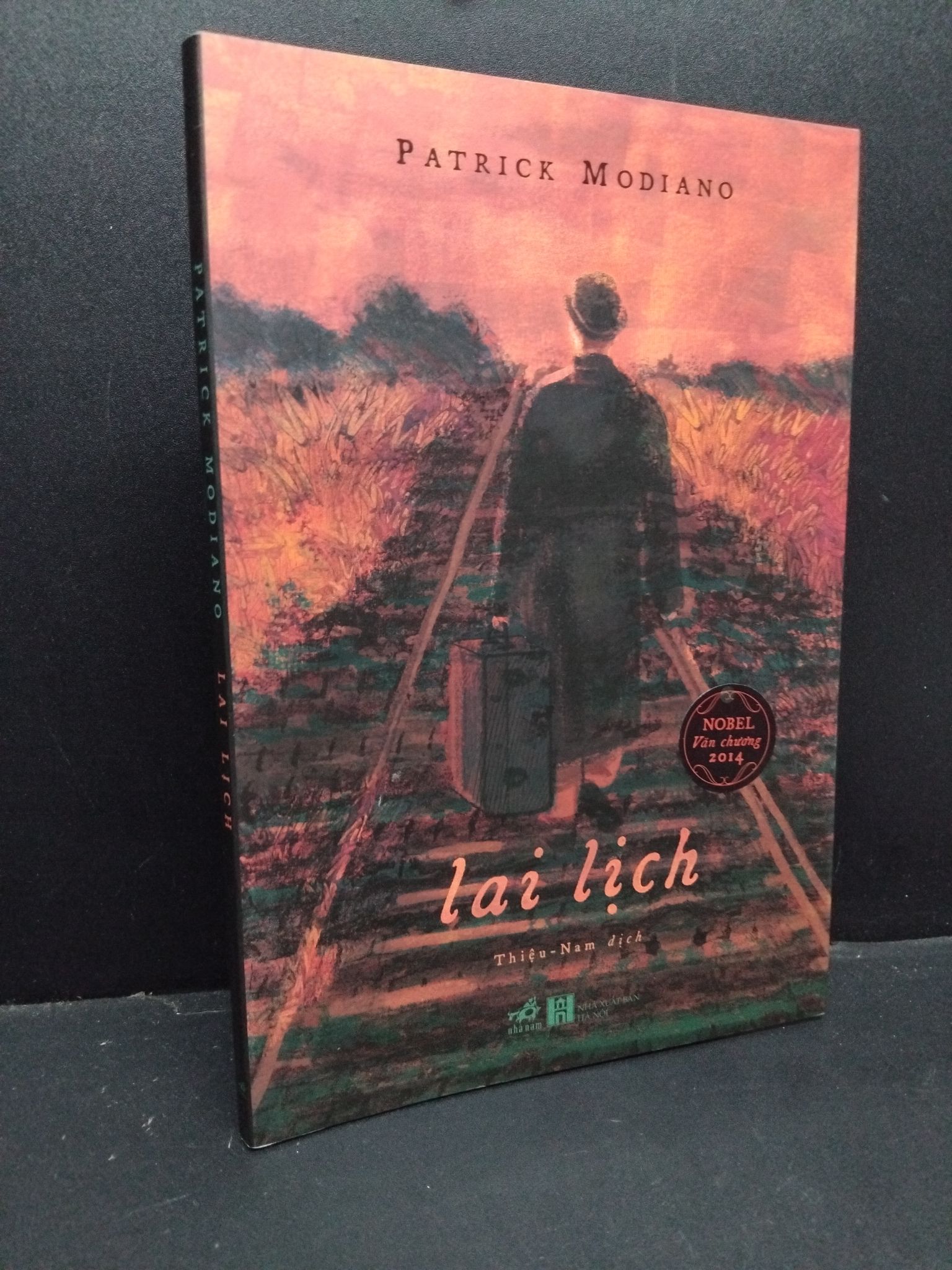 Lai lịch Patrick Modiano mới 90% bẩn nhẹ 2021 0811 (SL có thể đặt: 1 Cuốn) - SÁCH ĐẠI HỌC