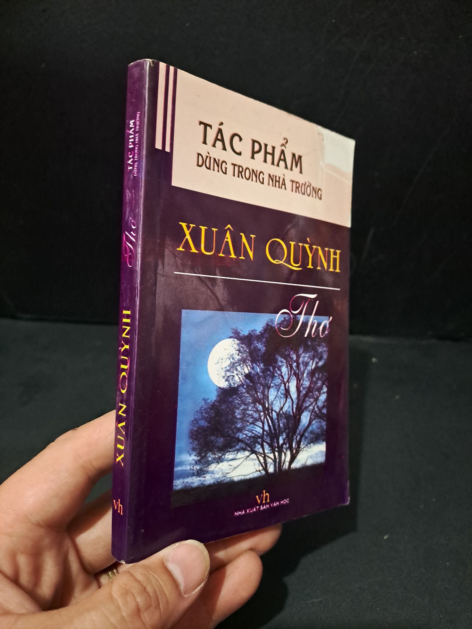 Thơ Xuân Quỳnh Tác phẩm dùng trong nhà trường mới 80% bẩn bìa, ố, tróc gáy nhẹ 2010 Thúy Hằng 1604 Thơ ca, tục ngữ, ca dao, thành ngữ (SL có thể đặt: 1 Cuốn) - SÁCH ĐẠI HỌC
