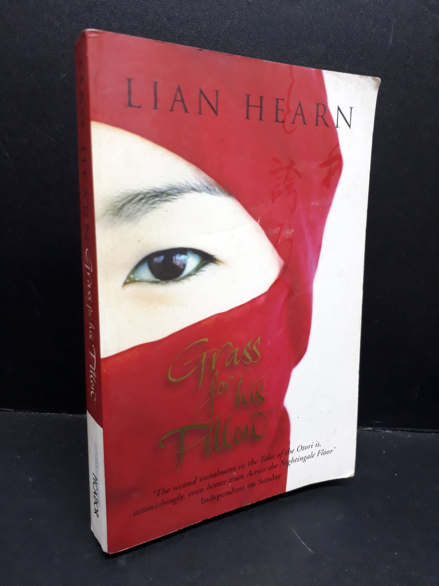 Grass for his Pillow mới 80% bẩn bìa, ố vàng 1410 Lian Hearn Sách ngoại văn (SL có thể đặt: 1 Cuốn) - SÁCH ĐẠI HỌC