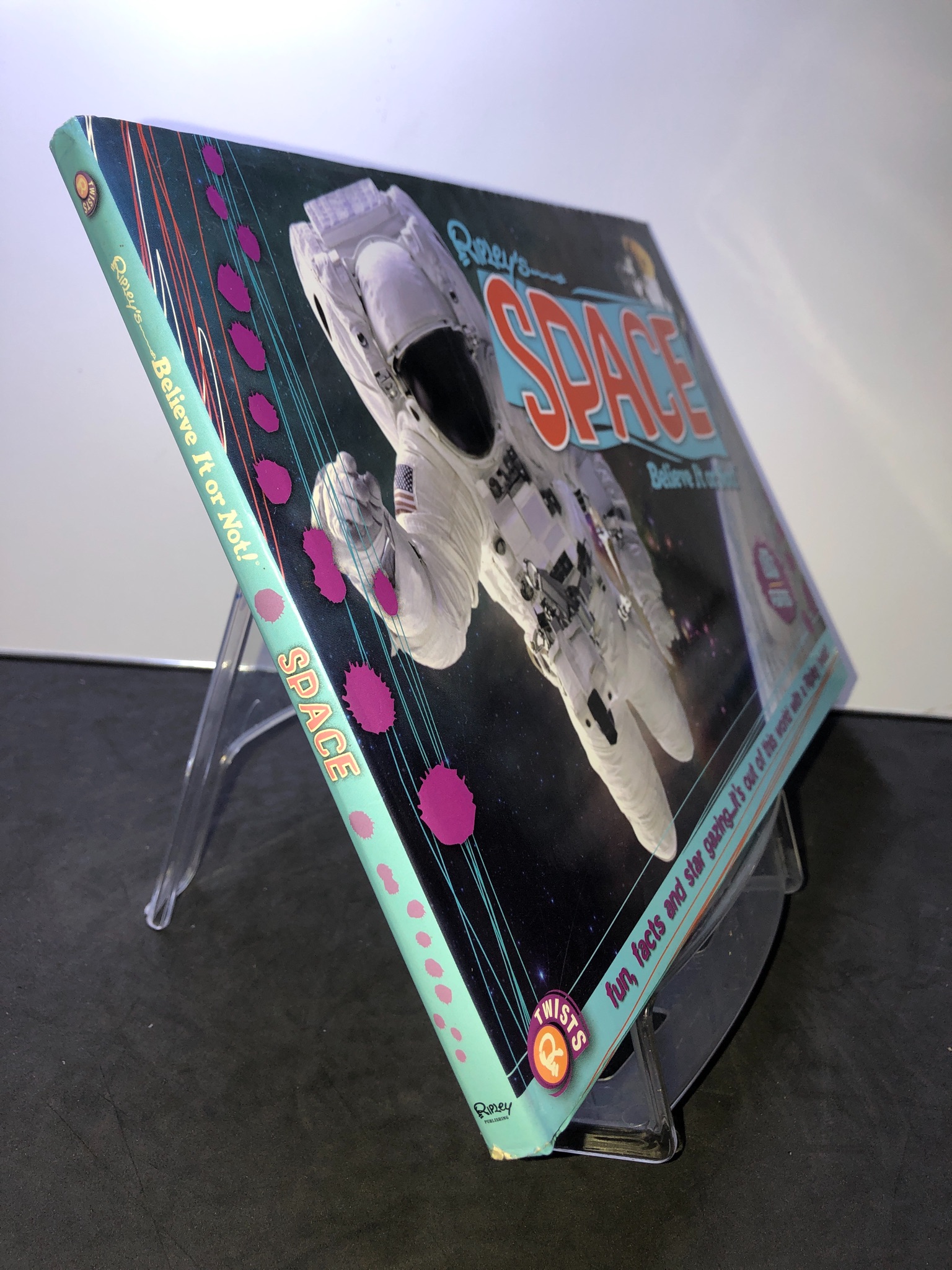 SPACE Believe It or Not! BÌA CỨNG mới 85% bẩn nhẹ Ripley's 2707 Sách ngoại văn (SL có thể đặt: 1 Cuốn) - SÁCH ĐẠI HỌC