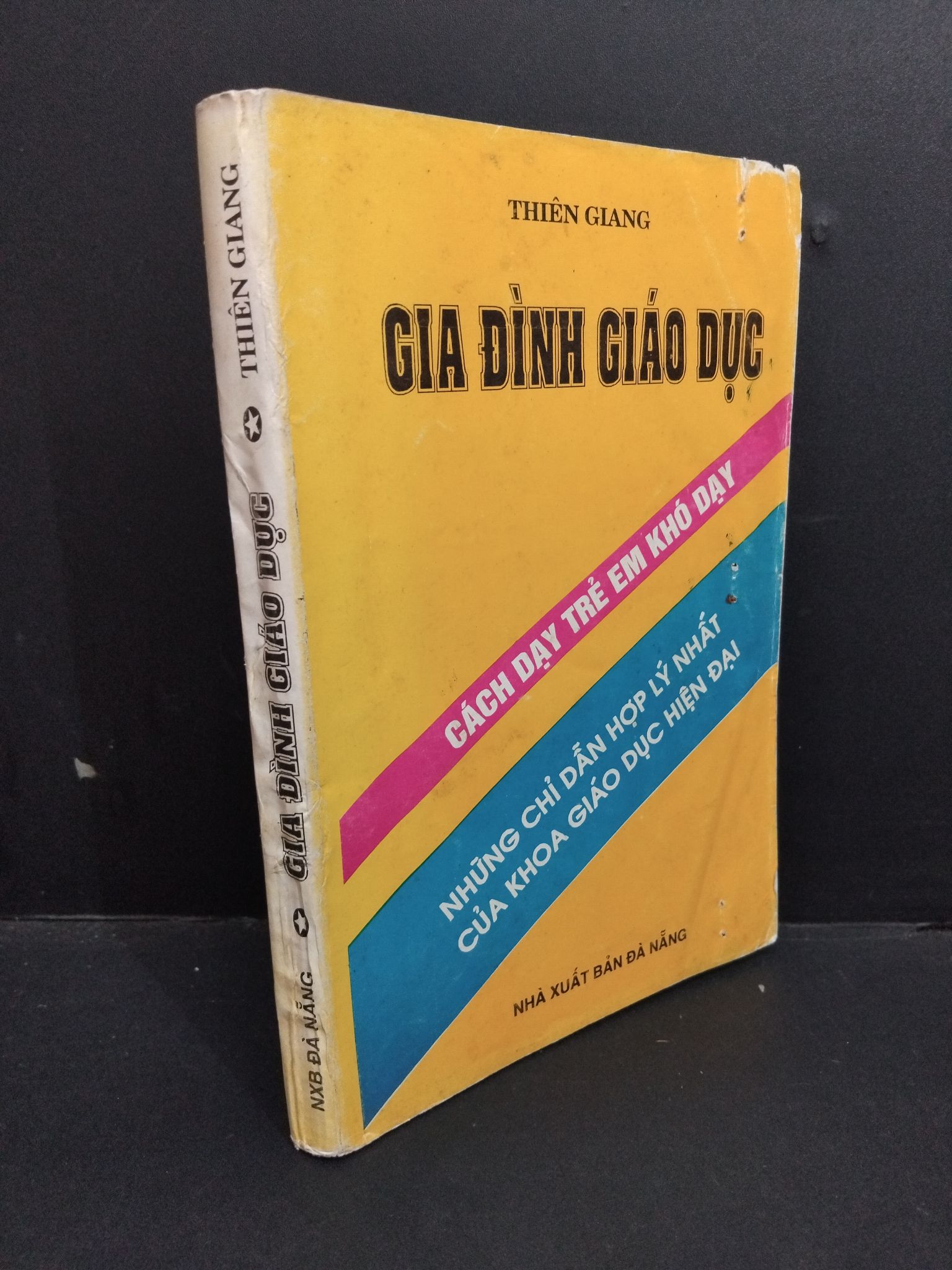 Gia đình giáo dục mới 70% bẩn bìa, ố vàng, chữ ký, bung gáy 1993 2811 Thiên Giang Sách tư duy, kỹ năng sống (SL có thể đặt: 1 Cuốn) - SÁCH ĐẠI HỌC