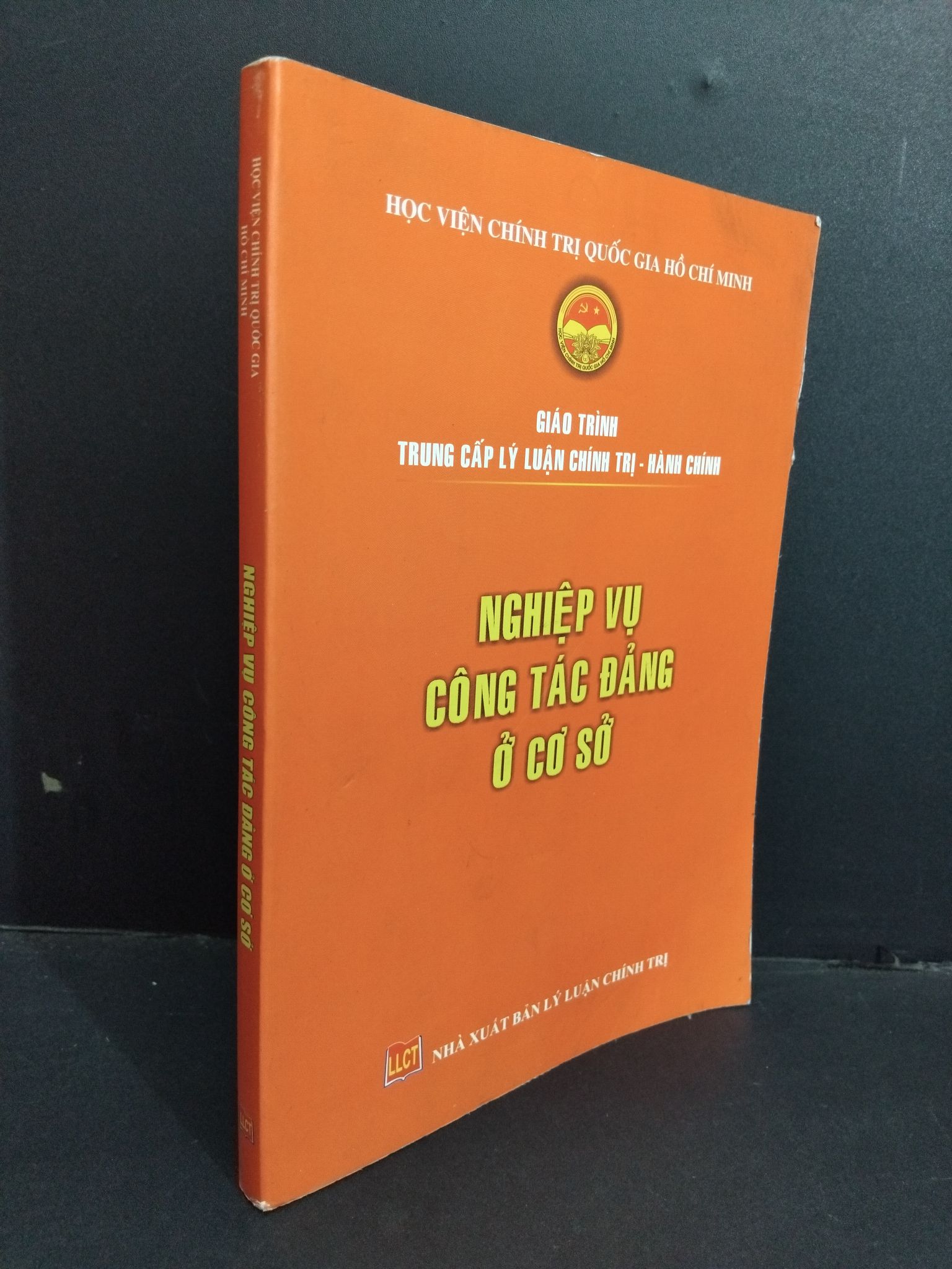 Nghiệp vụ công tác Đảng ở cơ sở mới 80% bẩn nhẹ rách trang 2017 2811 Sách chuyên môn (SL có thể đặt: 1 Cuốn) - SÁCH ĐẠI HỌC