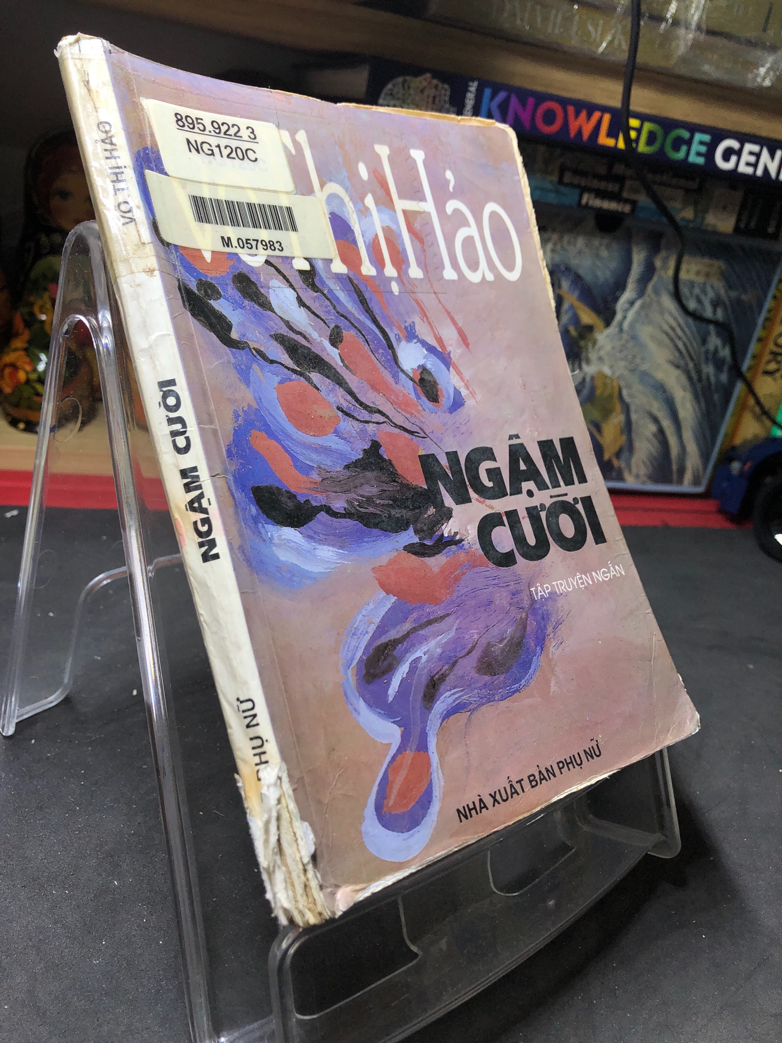 Ngậm cười mới 60% ố bẩn tróc rách gáy có dấu mộc và viết nhẹ trang đầu 1998 Võ Thị Hảo 0906 (SL có thể đặt: 1 Cuốn) - SÁCH ĐẠI HỌC