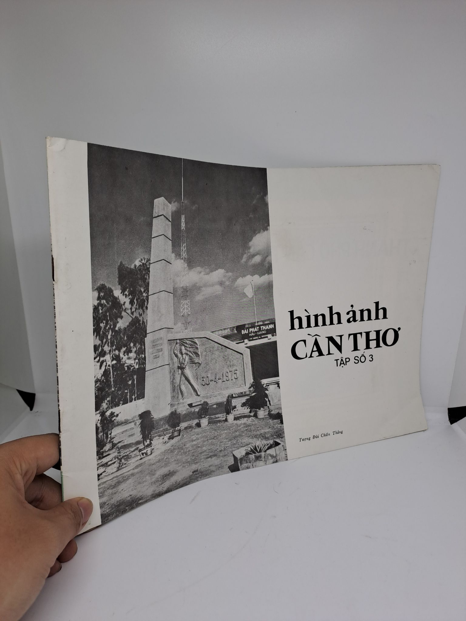 Hình ảnh Cần Thơ tập số 3 Tượng đài chiến thắng hình trắng đen mới 90% 1409 Lịch sử, địa lí Việt Nam (SL có thể đặt: 1 Cuốn) - SÁCH ĐẠI HỌC