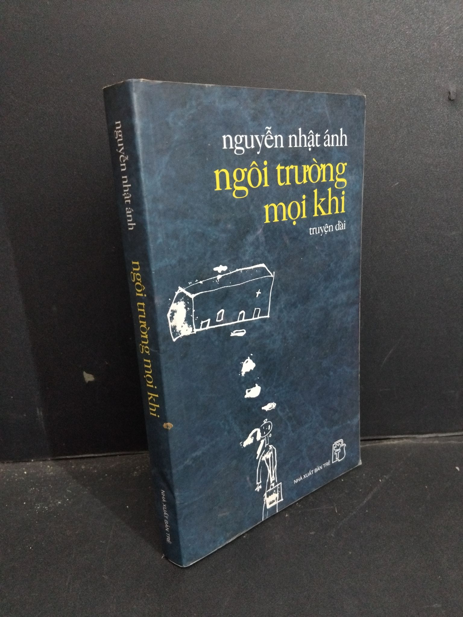 Ngôi trường mọi khi mới 70% bẩn bìa, ố, bung gáy, bung trang 2006 1001 Nguyễn Nhật Ánh Truyện dài (SL có thể đặt: 1 Cuốn) - SÁCH ĐẠI HỌC
