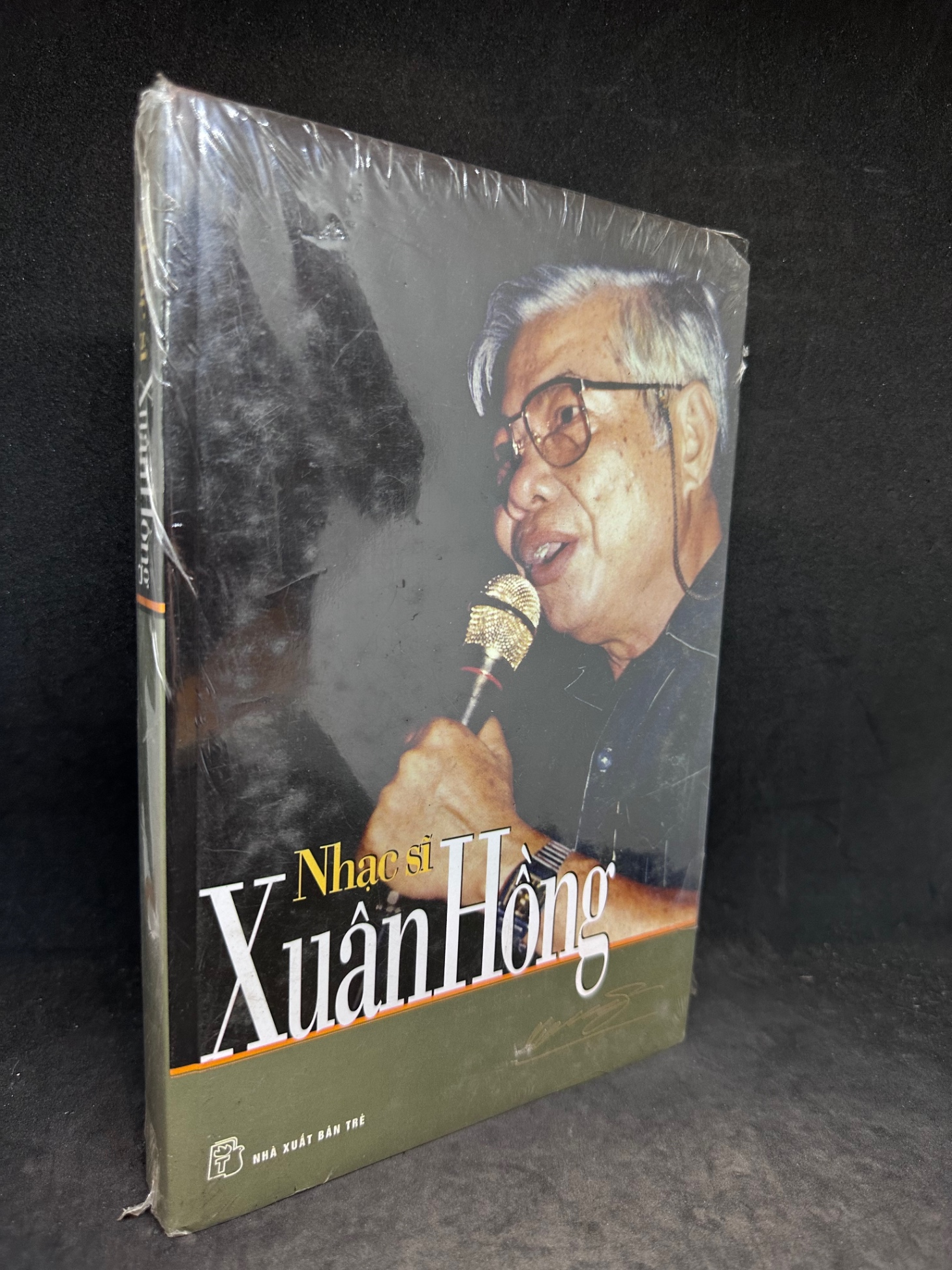 Nhạc sĩ Xuân Hồng, bìa cứng. Mới 90 % 2807 Âm nhạc, điện ảnh (SL có thể đặt: 1 Cuốn) - SÁCH ĐẠI HỌC