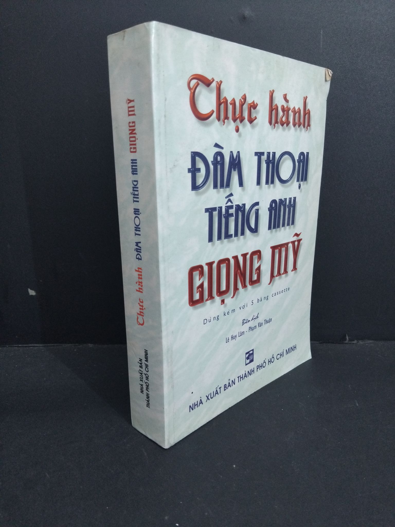 Thực hành đàm thoại tiếng Anh giọng Mỹ mới 80% ố bẩn 2003 2811 Lê Huy - Phạm Văn Thuận Tiếng Anh (SL có thể đặt: 1 Cuốn) - SÁCH ĐẠI HỌC