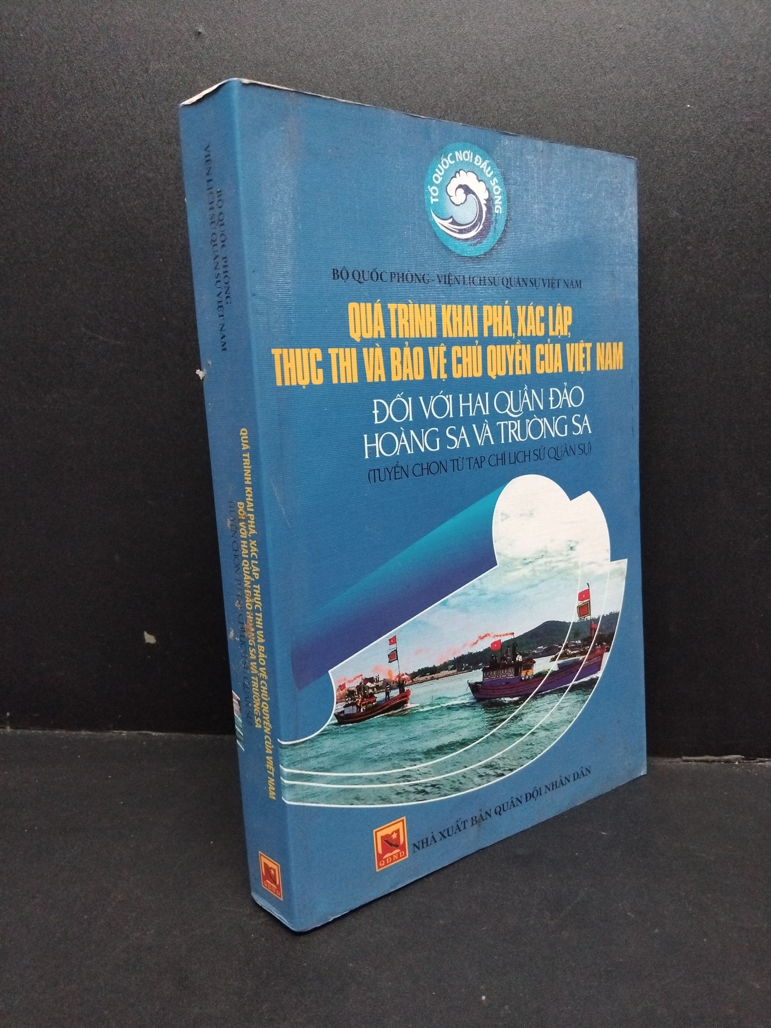 Quá trình khai phá xác lập thực thi và bảo vệ chủ quyền của việt nam đối với hải quân đảo hoàng sa và trường sa mới 80% ố, rách bìa sau 2606 Bộ quốc phòng Lịch sử, địa lí Việt Nam (SL có thể đặt: 1 Cuốn) - SÁCH ĐẠI HỌC