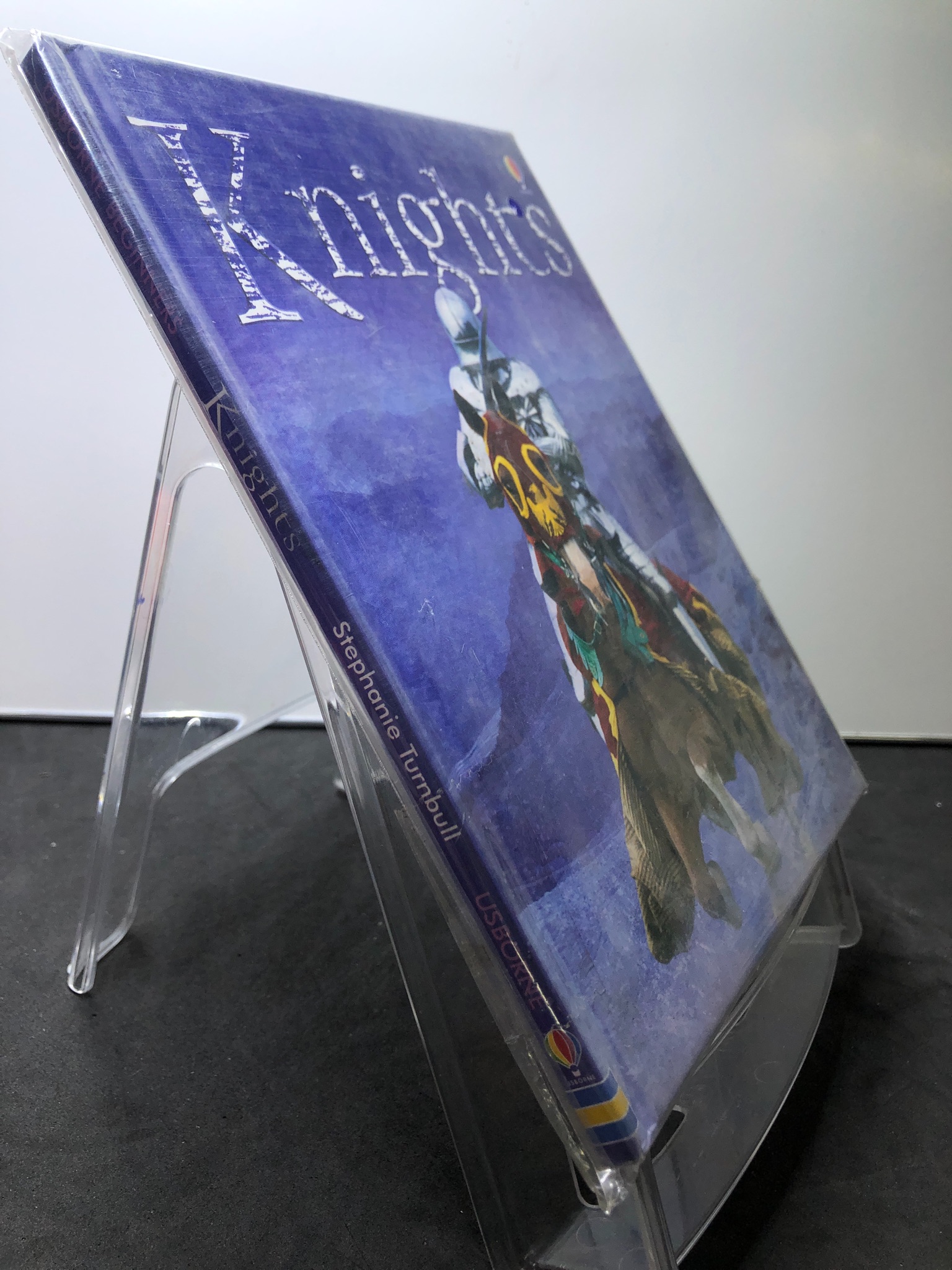 Knights BÌA CỨNG mới 90% Usborne Beginners 2607 Sách ngoại văn (SL có thể đặt: 1 Cuốn) - SÁCH ĐẠI HỌC