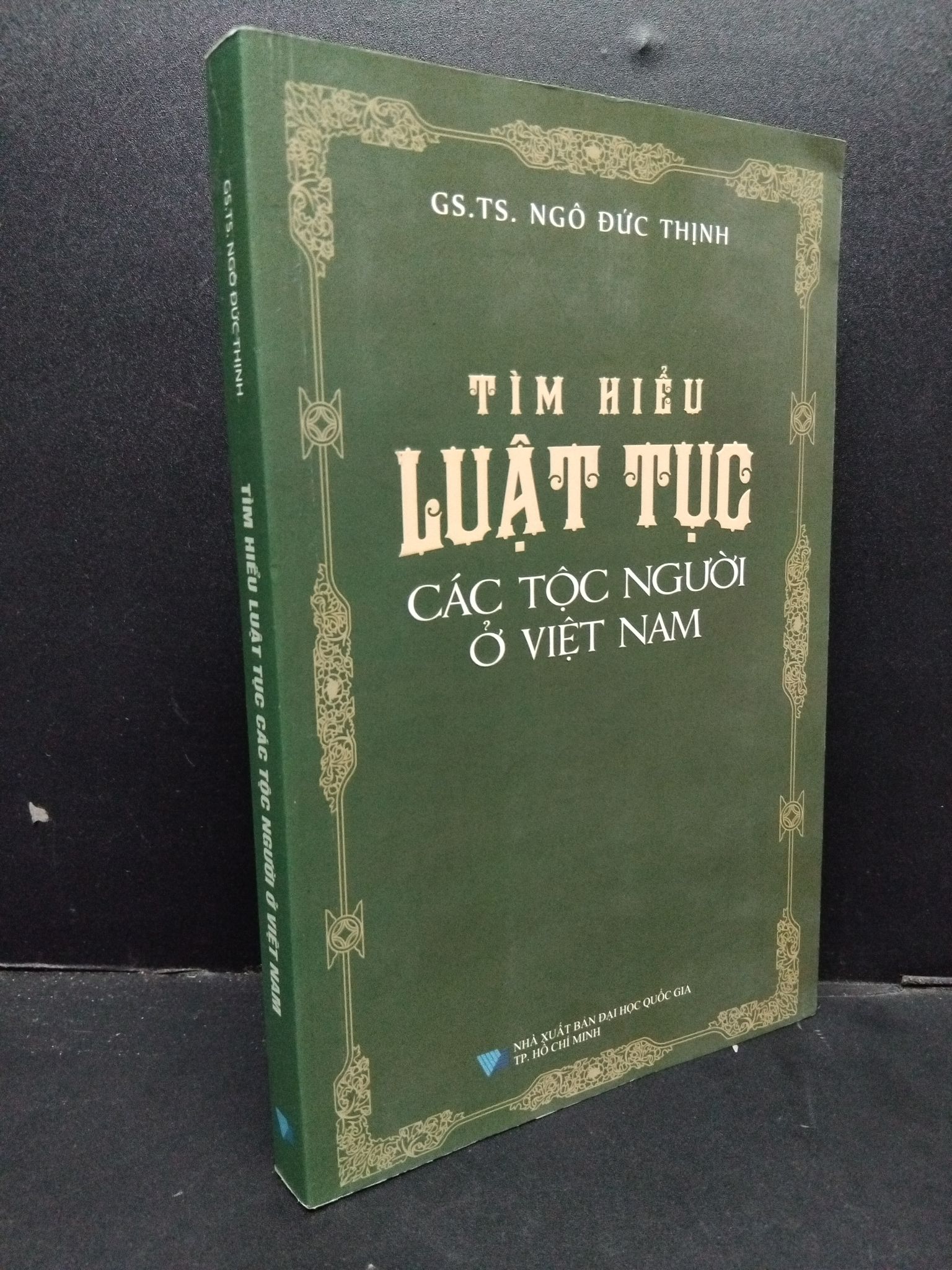 Tìm hiểu luật tục các tộc người ở Việt Nam mới 90% 2019 1209 GS. TS. Ngô Đức Thịnh Luật, văn bản luật (SL có thể đặt: 1 Cuốn) - SÁCH ĐẠI HỌC