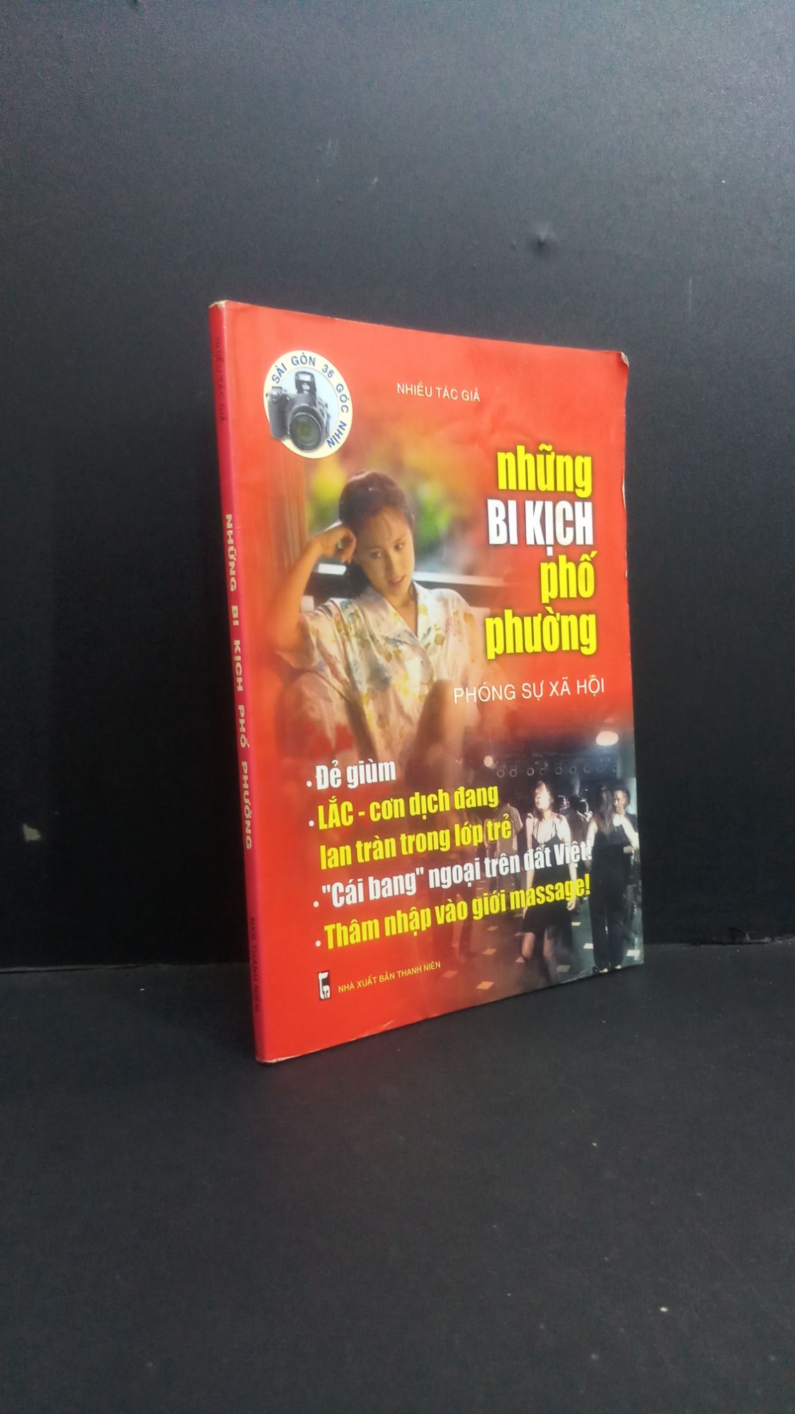 Những bi kịch phố phường Phóng sự xã hội mới 70% bẩn bìa, ố nhẹ, tróc bìa, tróc gáy, có vệt nước 2005 0412 Nhiều tác giả (SL có thể đặt: 1 Cuốn) - SÁCH ĐẠI HỌC