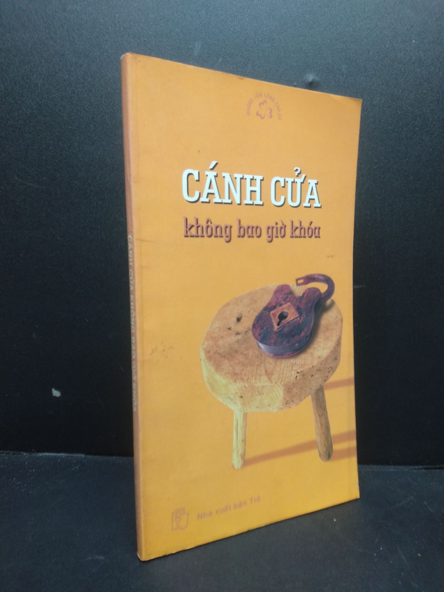 Cánh cửa không bao giờ khóa Nhiều tác giả 2002 mới 80% ố nhẹ 3105 văn học (SL có thể đặt: 1 Cuốn) - SÁCH ĐẠI HỌC