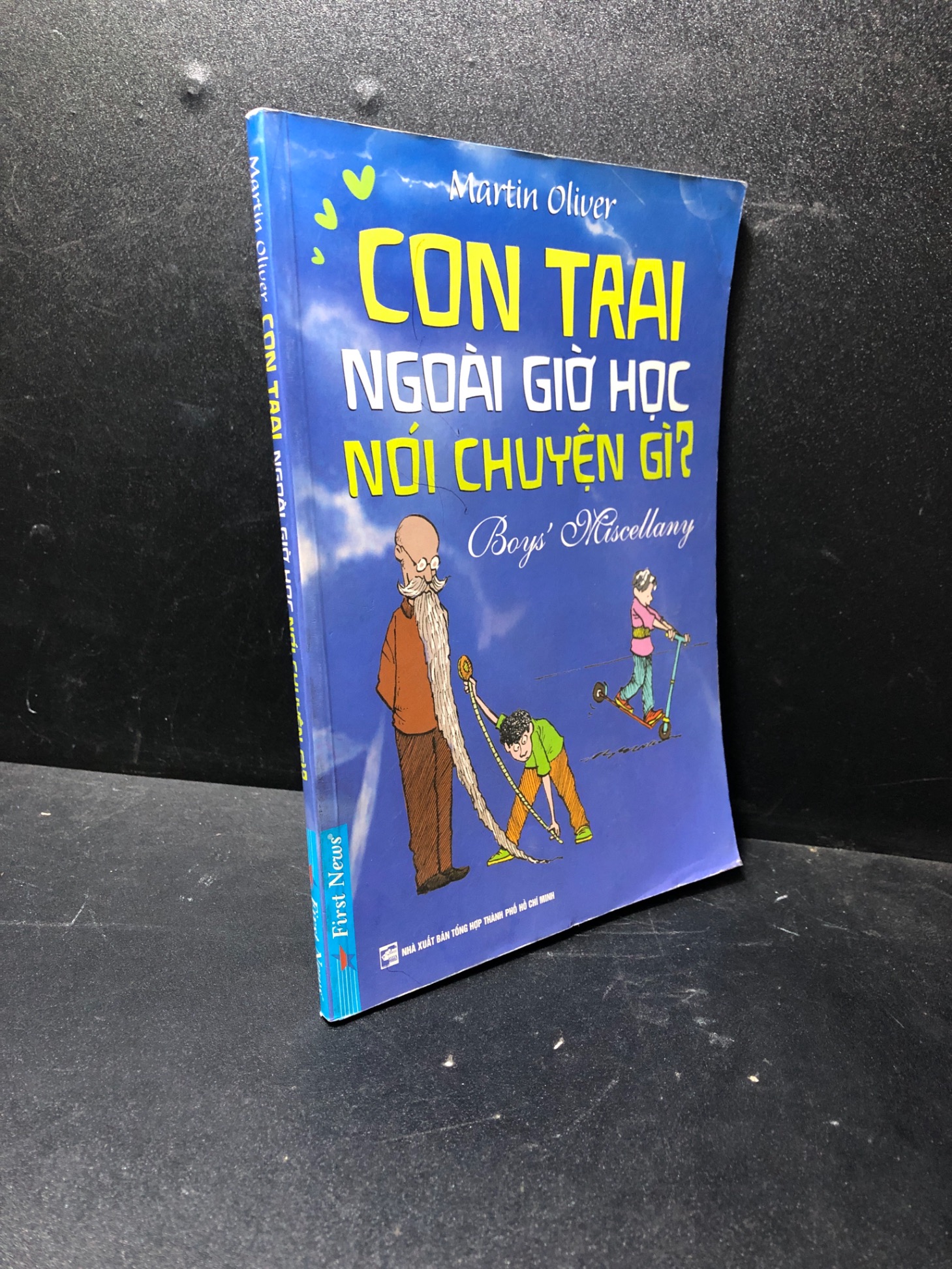Con trai ngoài giờ học nói chuyện gì năm 2013 mới 80% bẩn 2211 (SL có thể đặt: 1 Cuốn) - SÁCH ĐẠI HỌC