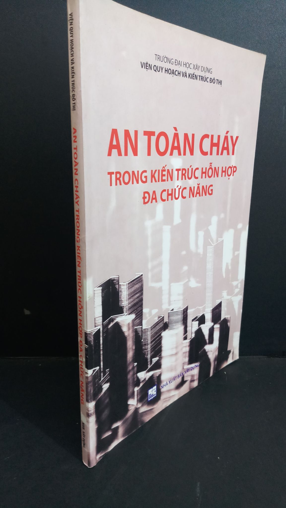An toàn cháy trong kiến trúc hỗn hợp đa chức năng mới 80% ố bẩn 2017 0412 Sách chuyên môn (SL có thể đặt: 1 Cuốn) - SÁCH ĐẠI HỌC
