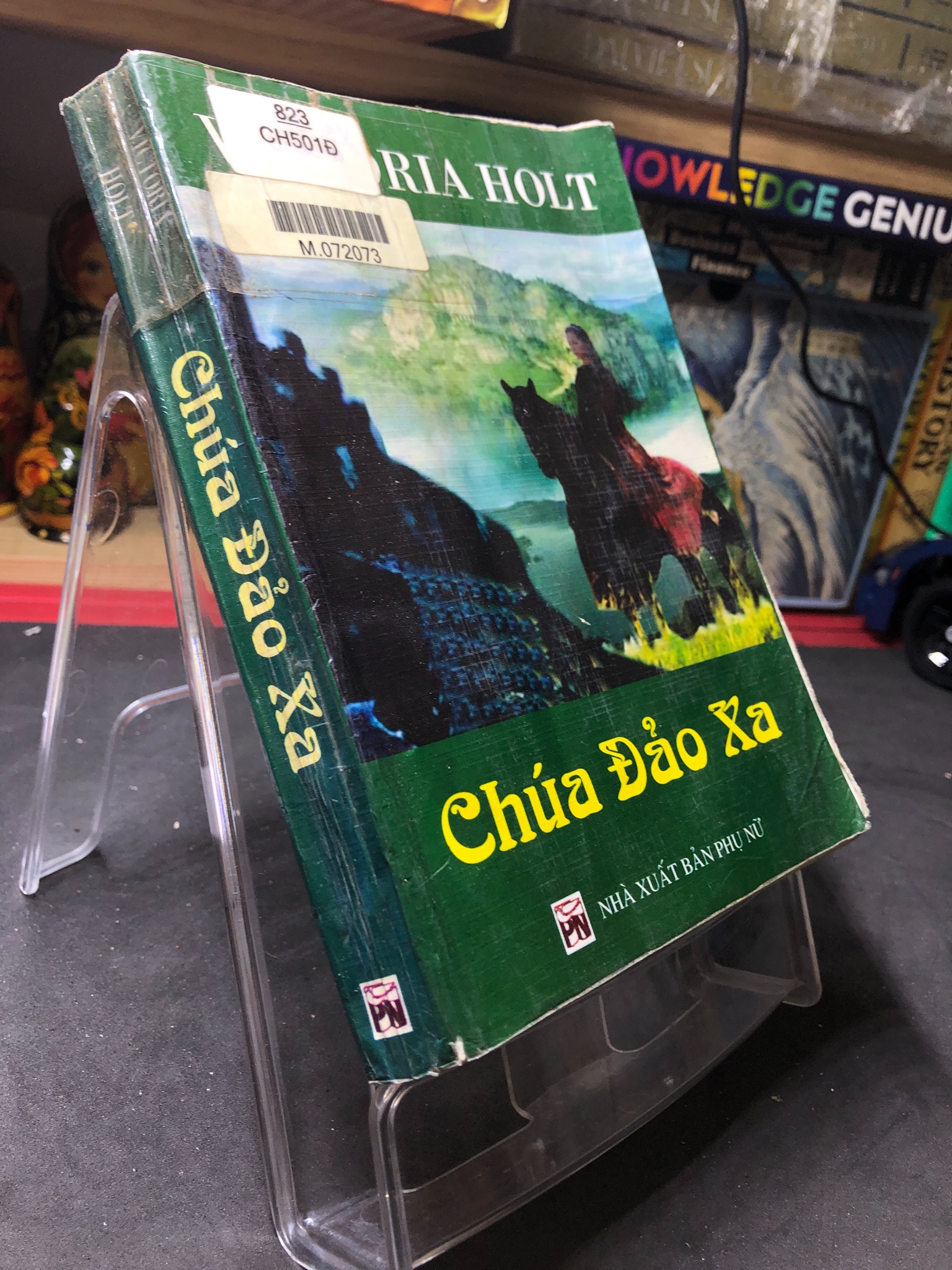 Chúa đảo xa mới 60% ố ẩm bong gáy có dấu mộc và viết nhẹ trang đầu 2004 Victoria Holt 0906 (SL có thể đặt: 1 Cuốn) - SÁCH ĐẠI HỌC