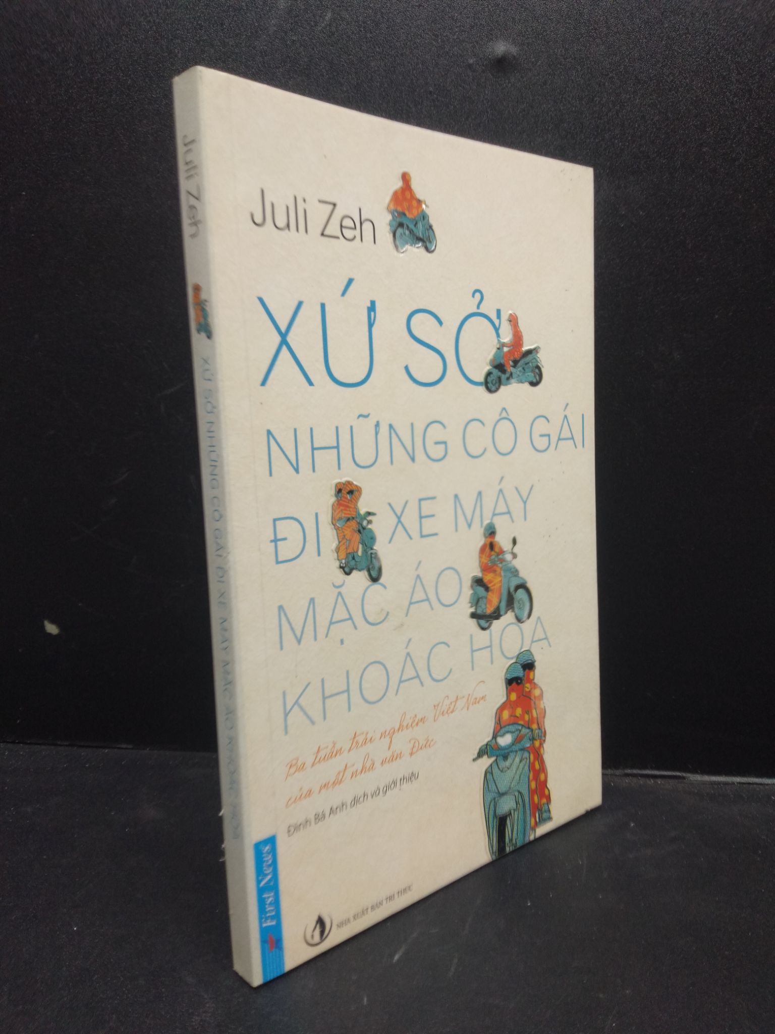 Xứ sở những cô gái đi xe máy mặc áo khoác hoa năm 2017 mới 70% ố vàng có mộc đỏ đầu sách 0203 Sách tư duy, kỹ năng sống (SL có thể đặt: 1 Cuốn) - SÁCH ĐẠI HỌC