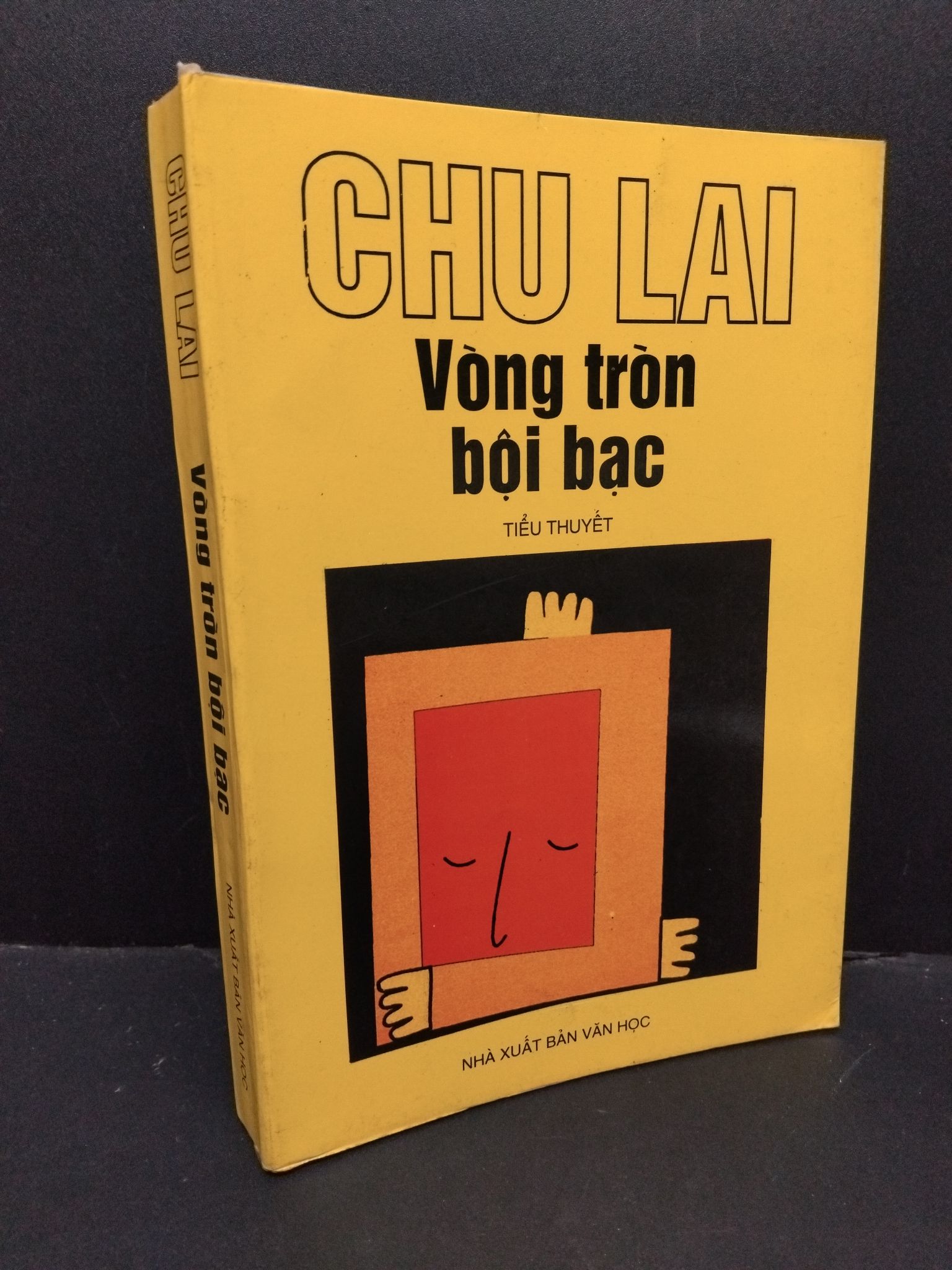 Vòng tròn bội bạc mới 80% bẩn bìa, ố nhẹ 1999 2110 Chu Lai (SL có thể đặt: 1 Cuốn) - SÁCH ĐẠI HỌC