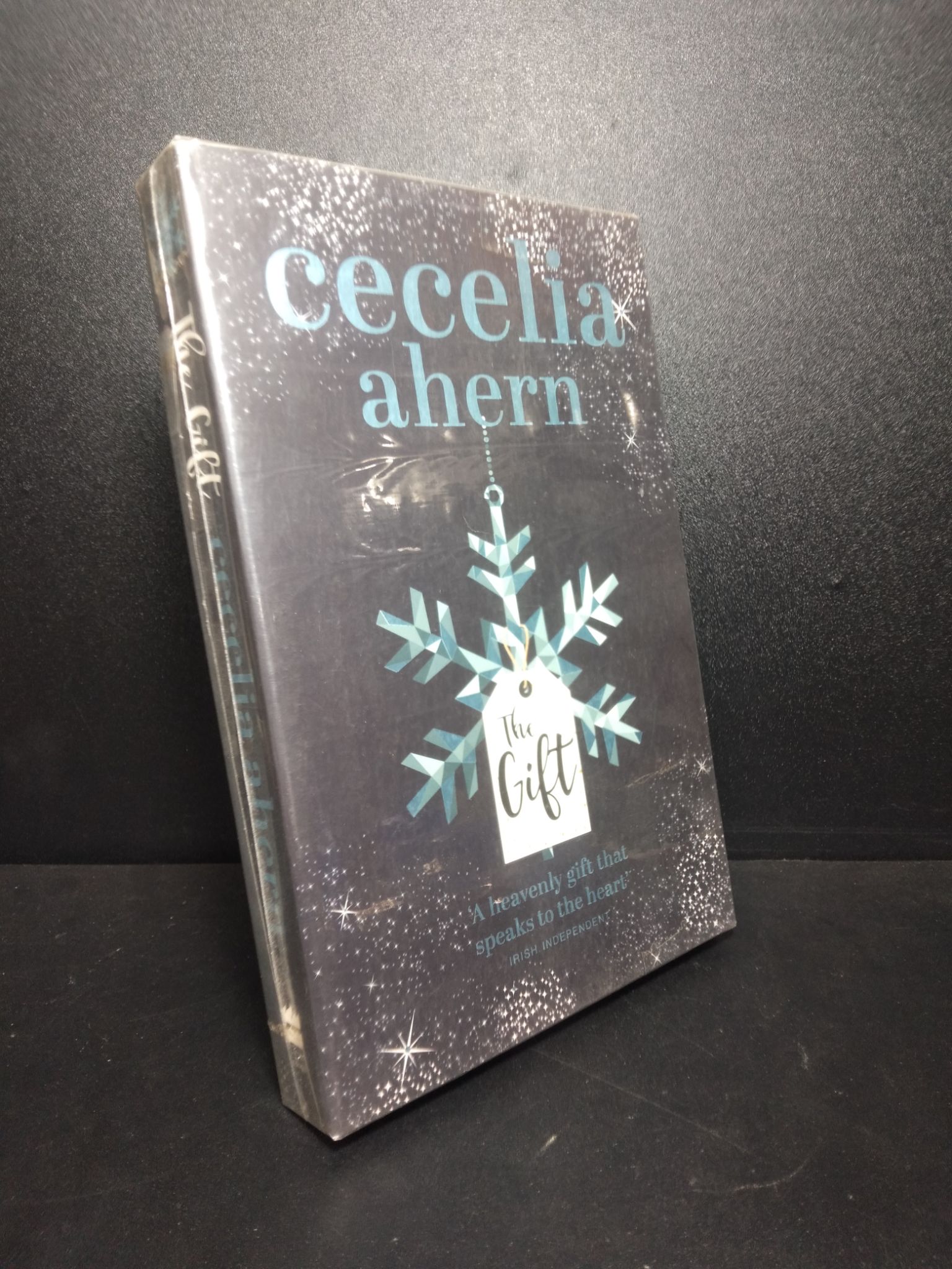 The Gift Ceccelia Ahern mới 80% ố nhẹ 1910 Sách ngoại văn (SL có thể đặt: 1 Cuốn) - SÁCH ĐẠI HỌC