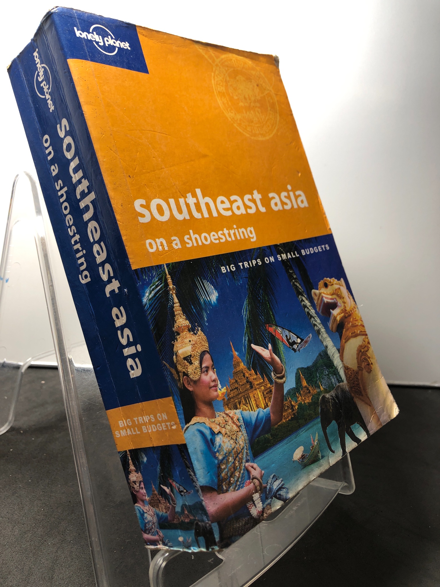 Southeast asia on a shoesting Lonely planet mới 85% bẩn nhẹ 1508 Sách ngoại văn (SL có thể đặt: 1 Cuốn) - SÁCH ĐẠI HỌC