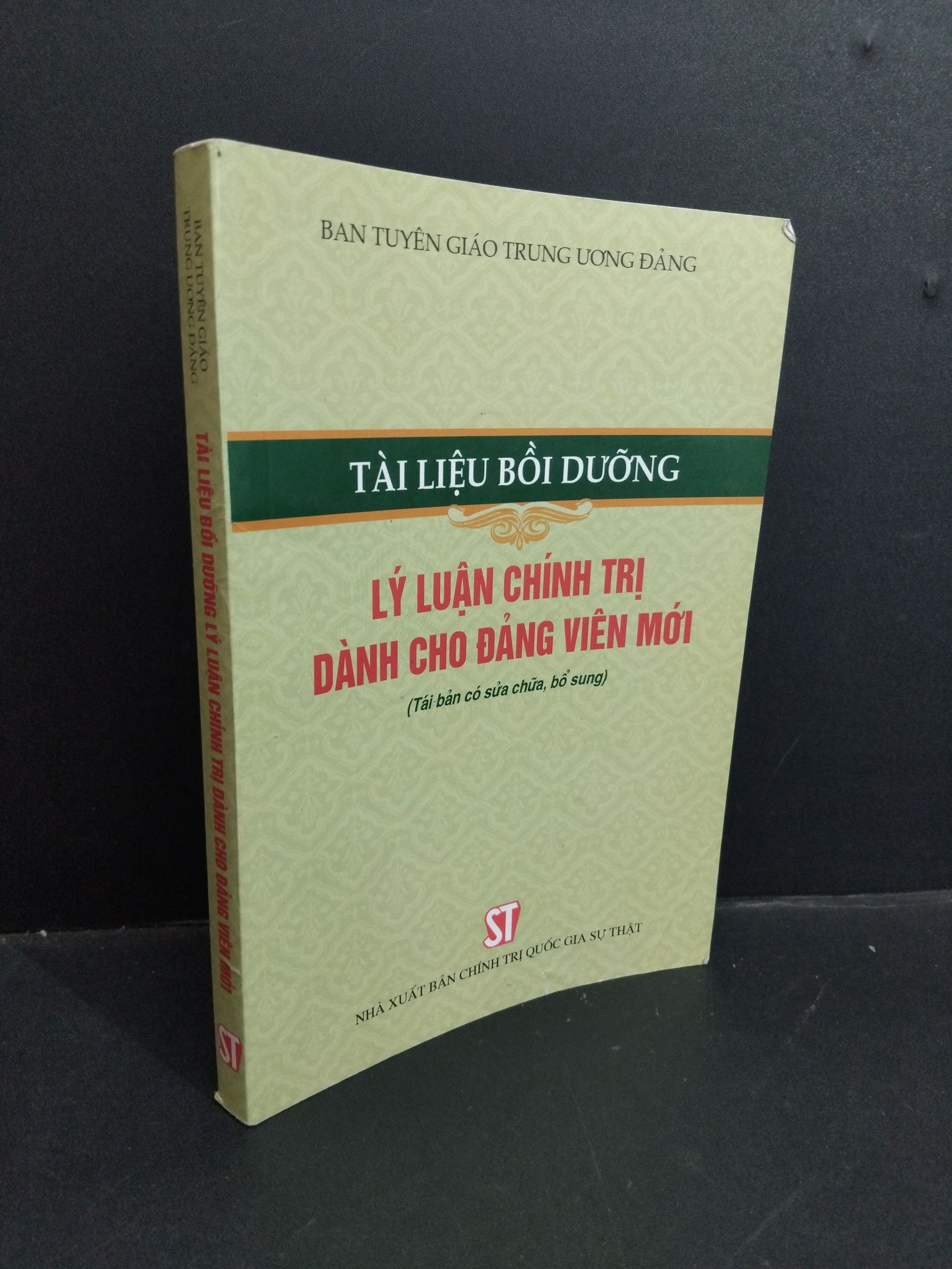 Tài liệu bồi dưỡng lý luận chính trị dành cho Đảng viên mới mới 80% ố bẩn gấp bìa 2021 2811 Sách chuyên môn (SL có thể đặt: 1 Cuốn) - SÁCH ĐẠI HỌC