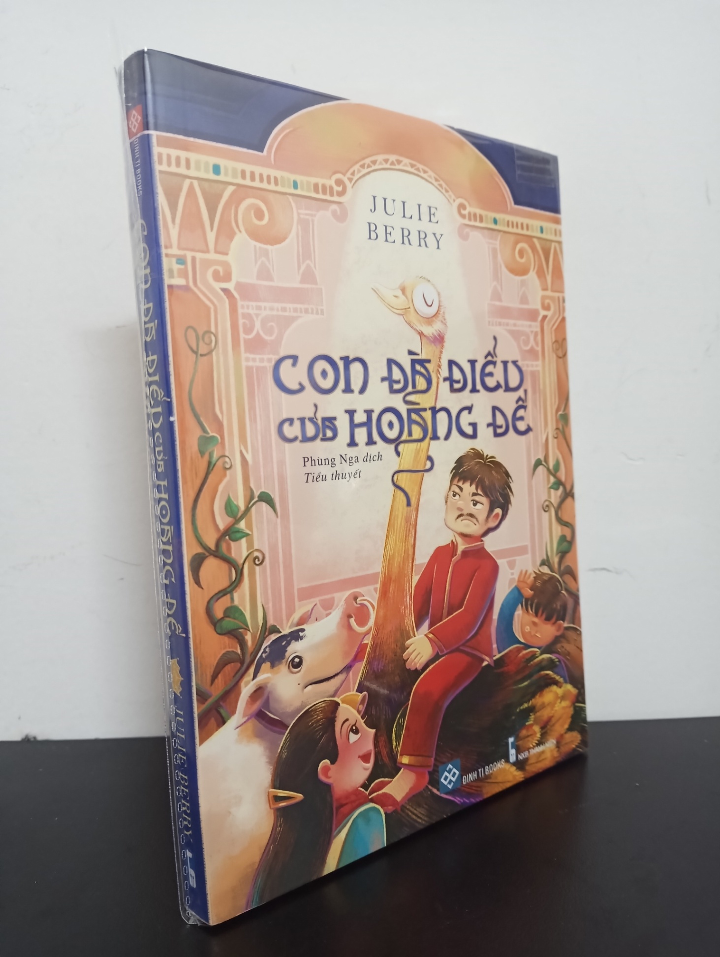 Con Đà Điểu Của Hoàng Đế - Julie Berry Mơi 100% 0403 (SL có thể đặt: 2 cuốn) - SÁCH ĐẠI HỌC