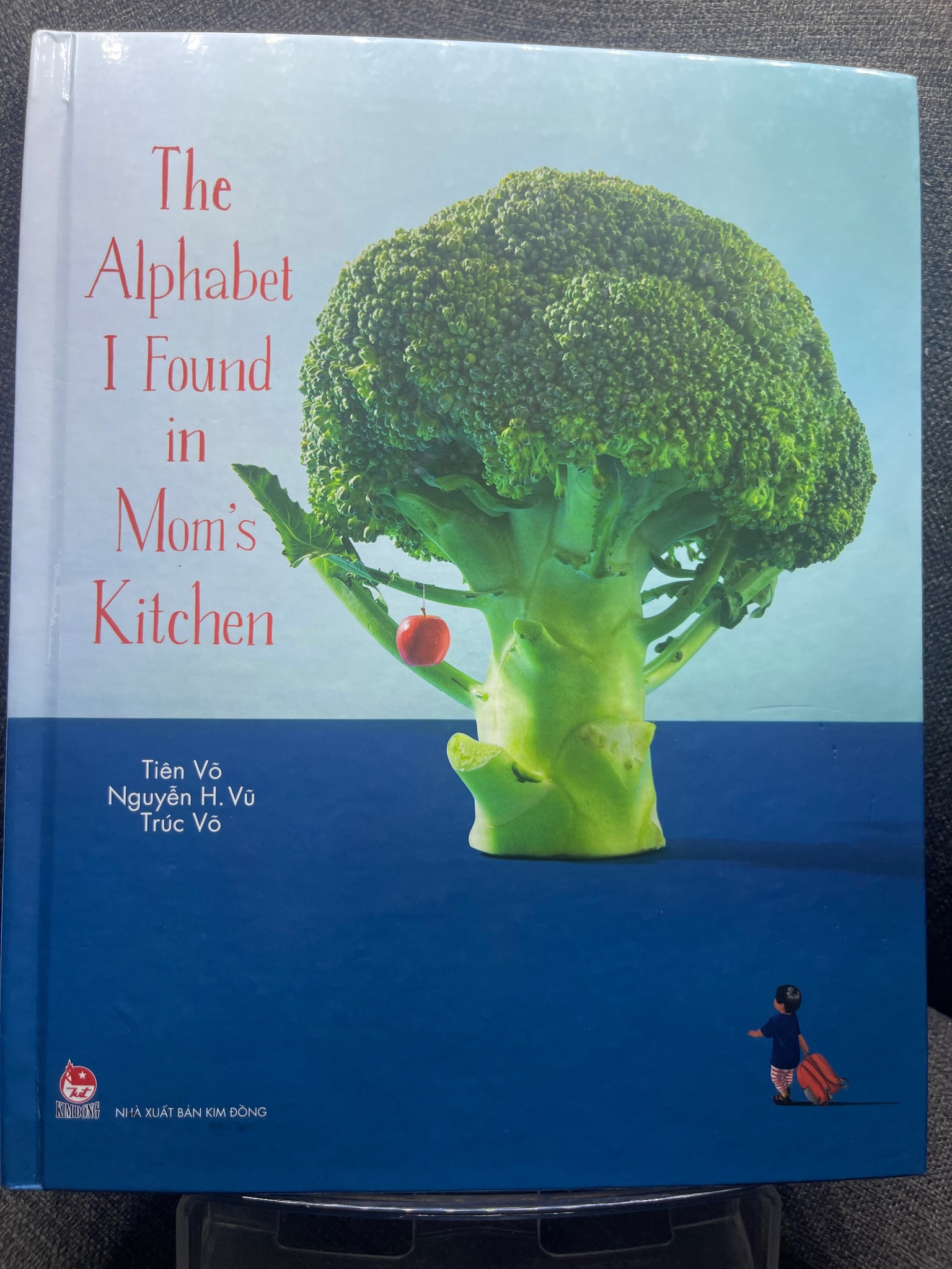 The alphabet i found in móm kitchen mới 90% sách tranh màu ngoại văn và thiếu nhi Tiên Võ Nguyễn H Vũ Trúc Võ 1605 Sách ngoại văn (SL có thể đặt: 1 Cuốn) - SÁCH ĐẠI HỌC