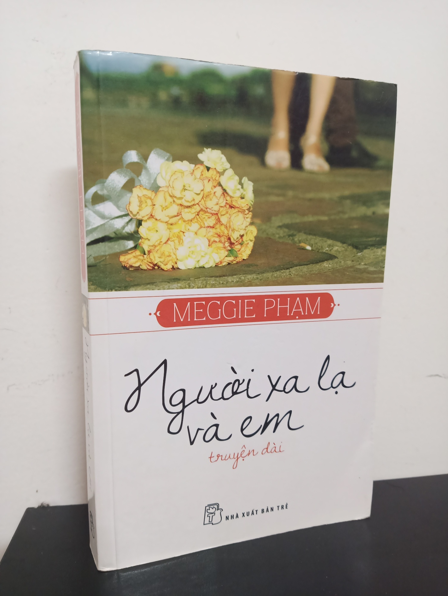 Người Xa Lạ Và Em - Meggie Phạm New 80% 0501 (SL có thể đặt: 1 cuốn) - SÁCH ĐẠI HỌC