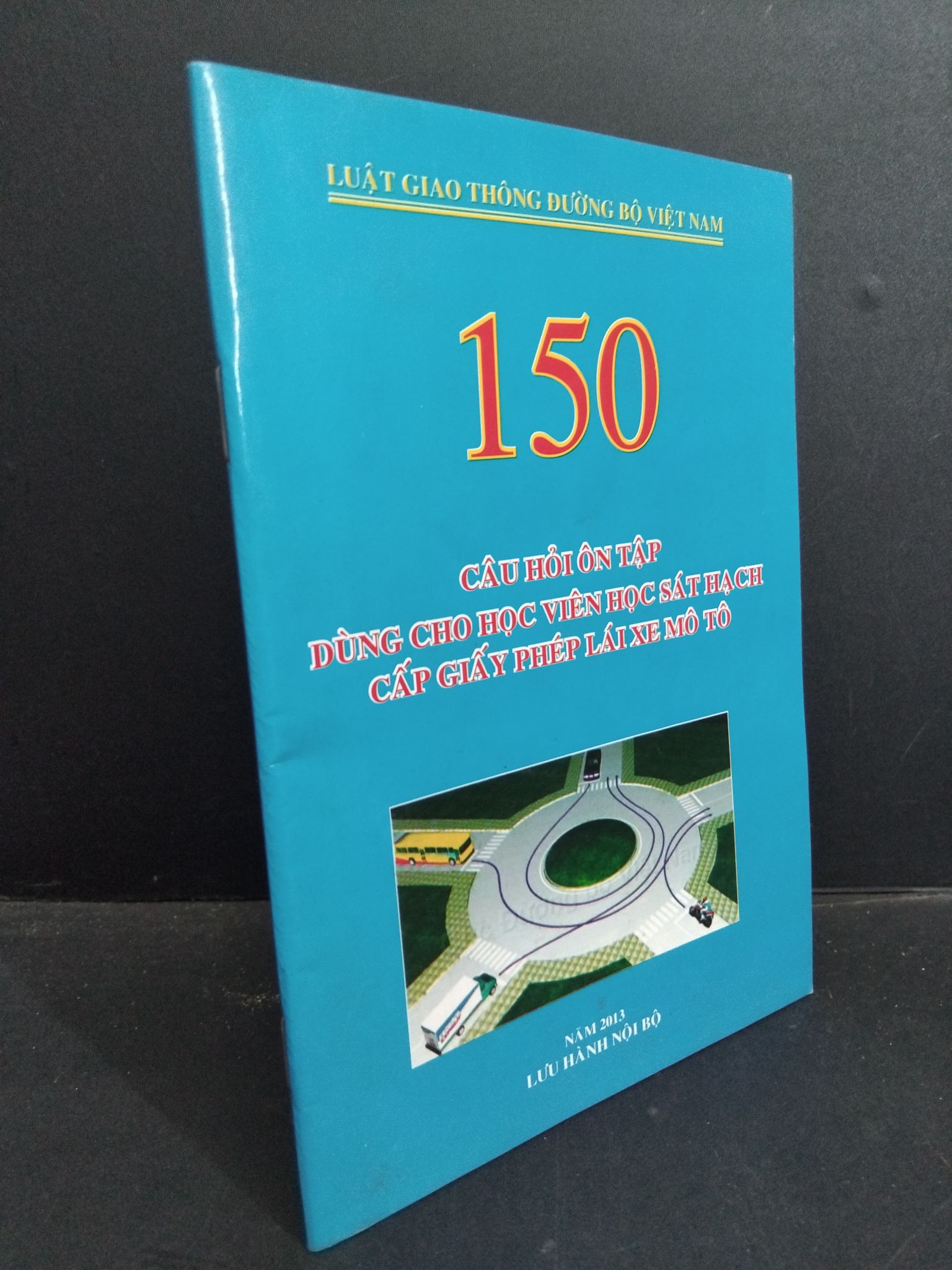 150 câu hỏi ôn tập dùng cho học viên học sát hạch cấp giấy phép lái xe mô tô mới 80% bẩn có viết vào sách 2013 1001 Sách chuyên môn (SL có thể đặt: 1 Cuốn) - SÁCH ĐẠI HỌC