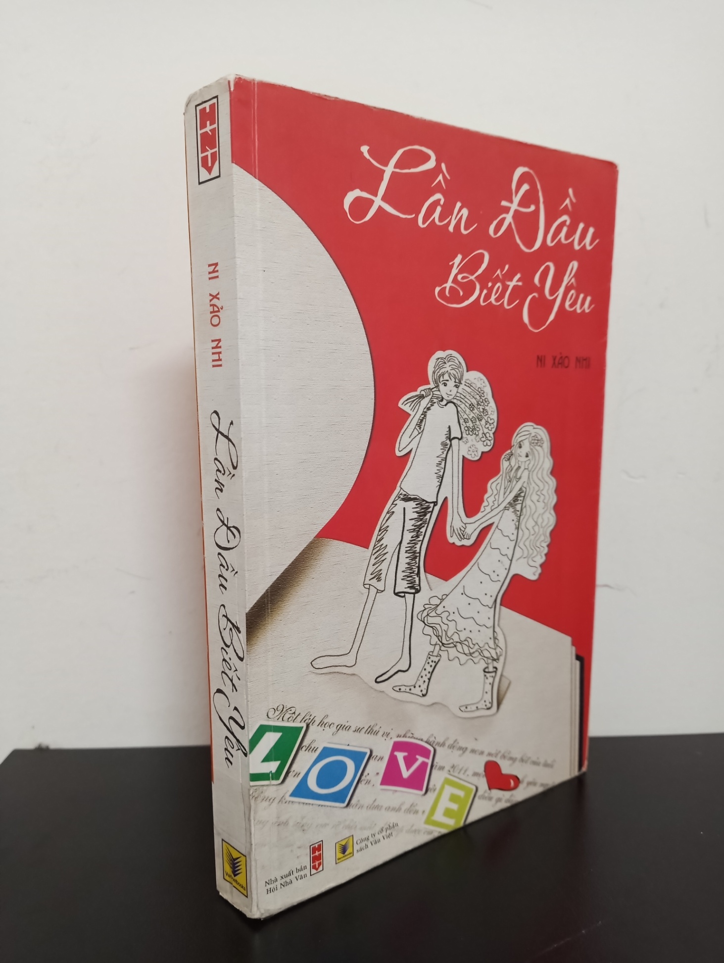 Lần Đầu Biết Yêu (2011) - Ni Xảo Nhi Mới 80% (vẽ bậy trên bìa) 1803 (SL có thể đặt: 1 cuốn) - SÁCH ĐẠI HỌC