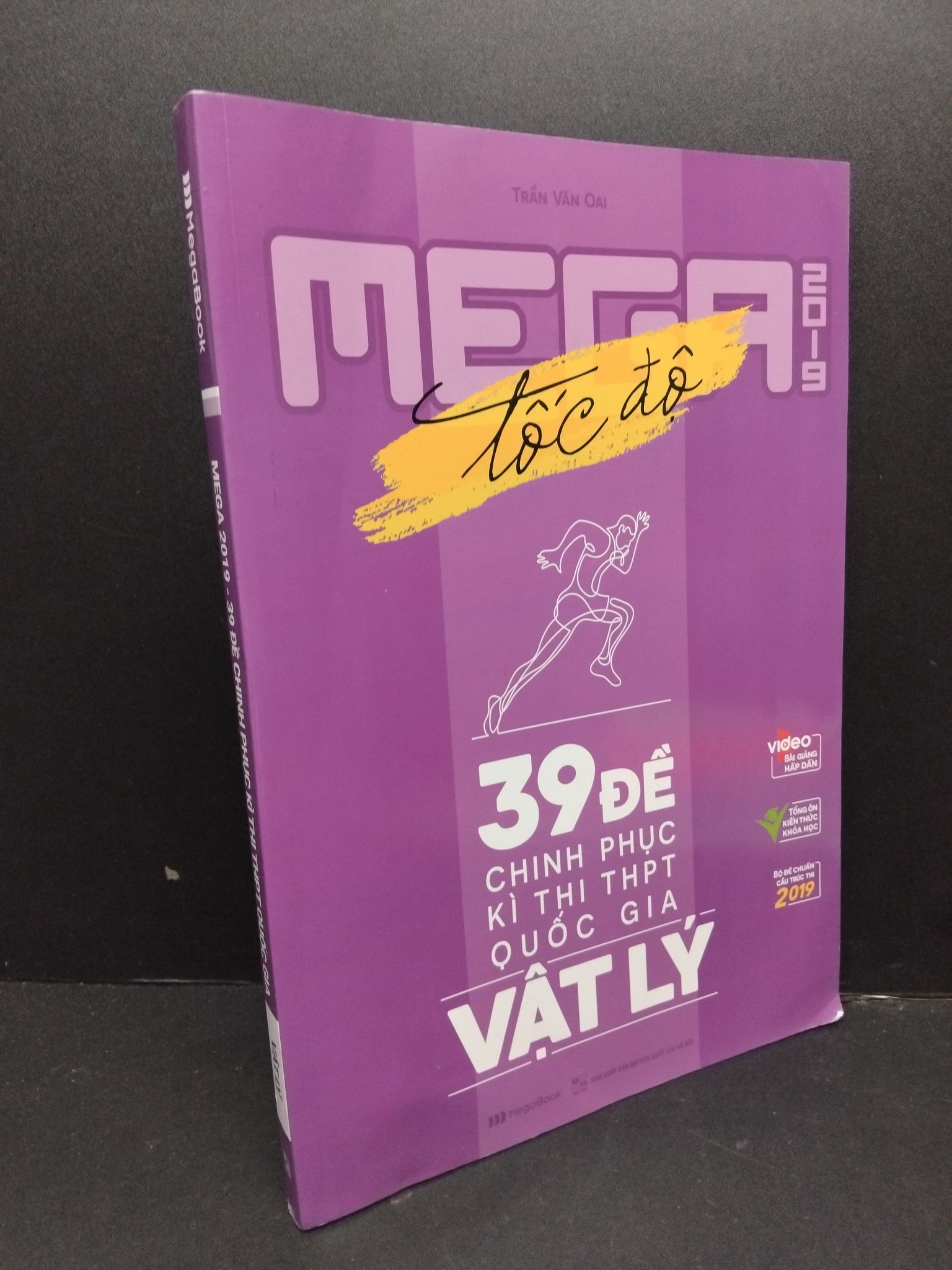 Mega 2019 - 39 đề chinh phục kì thi THPT quốc gia vật lý mới 80% bẩn nhẹ 2018 2809 Trần Văn Oai Sách luyện thi đại học, cao đẳng (SL có thể đặt: 1 Cuốn) - SÁCH ĐẠI HỌC