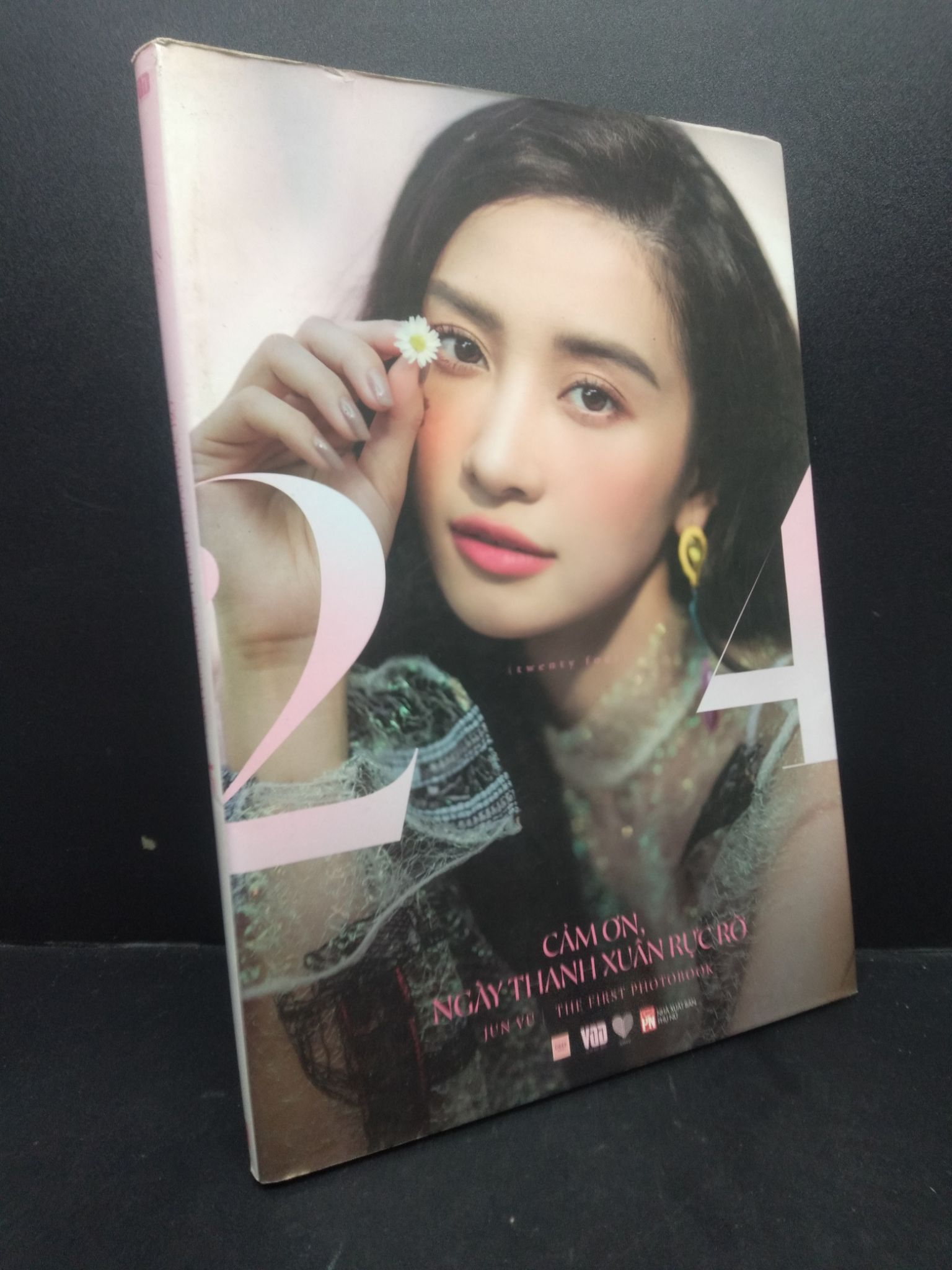 24 Cảm ơn ngày thanh xuân rực rỡ mới 90% bẩn nhẹ 2019 2405 Jun Vũ Tạp chí, Catalogue (SL có thể đặt: 1 Cuốn) - SÁCH ĐẠI HỌC