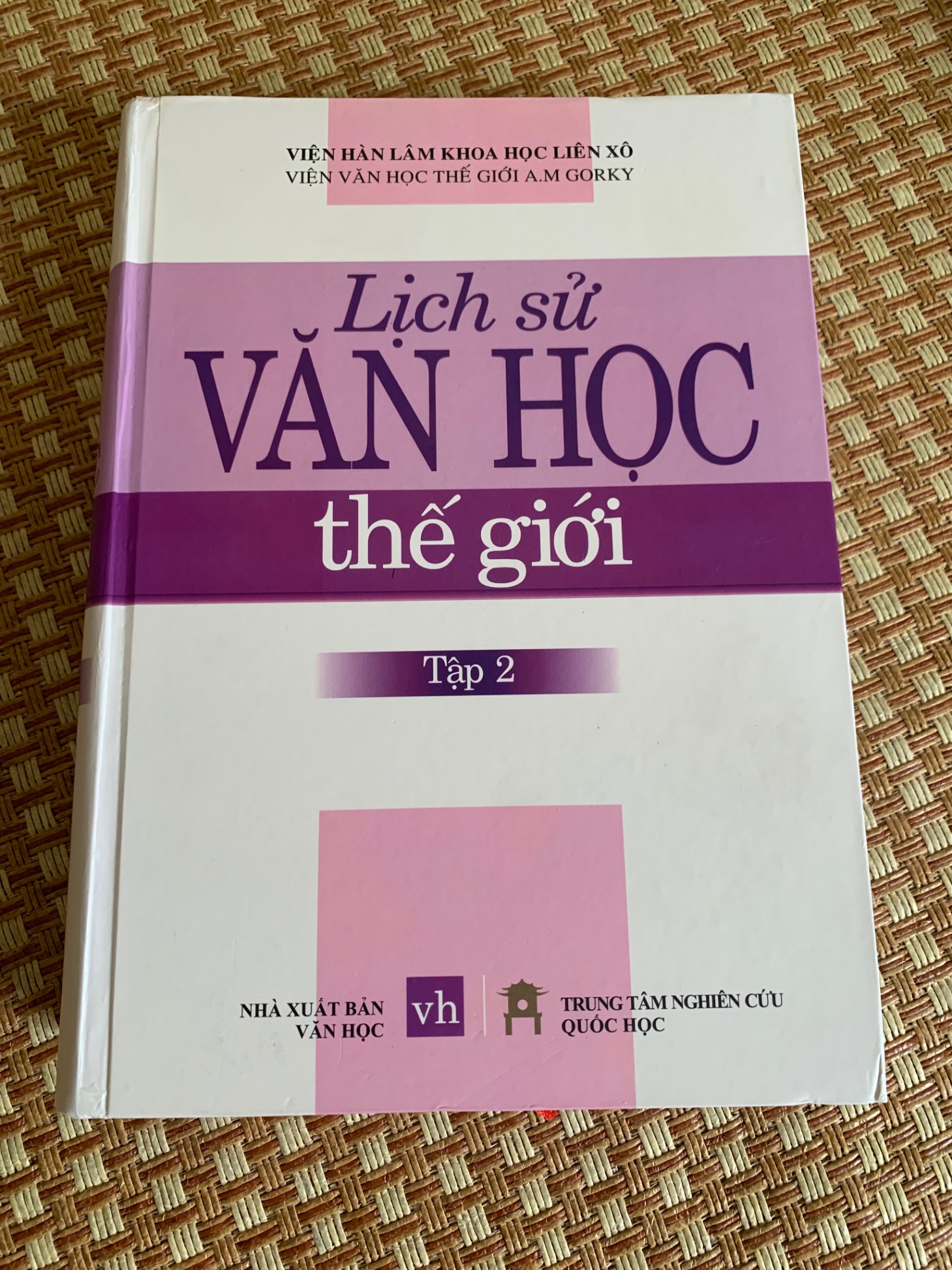 Lịch sử văn học thế giới (tập 2) còn seal mới 90%- tác giả : Nhiều tác giả. Năm xb2012,bìa cứng,khổ to 1104 trang,nxb Văn Học- 3005- Văn Học-Nghiên cứu văn học (SL có thể đặt: 5 Cuốn) - SÁCH ĐẠI HỌC