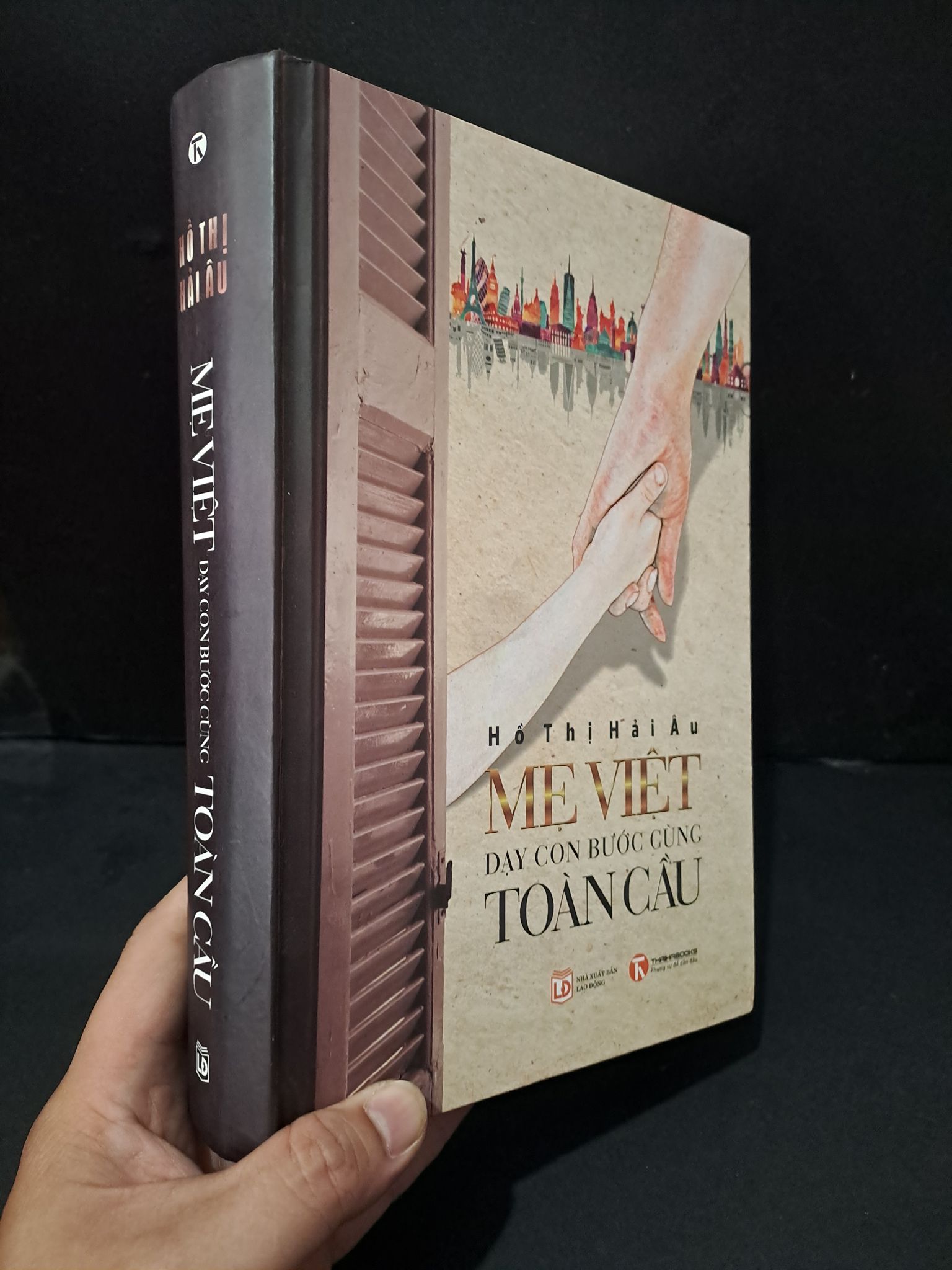 Mẹ Việt dạy con bước cùng toàn cầu (bìa cứng) mới 80% bẩn bìa, ố nhẹ 2016 Hồ Thị Hải Âu 2104 Cẩm nang làm cha mẹ (SL có thể đặt: 1 Cuốn) - SÁCH ĐẠI HỌC