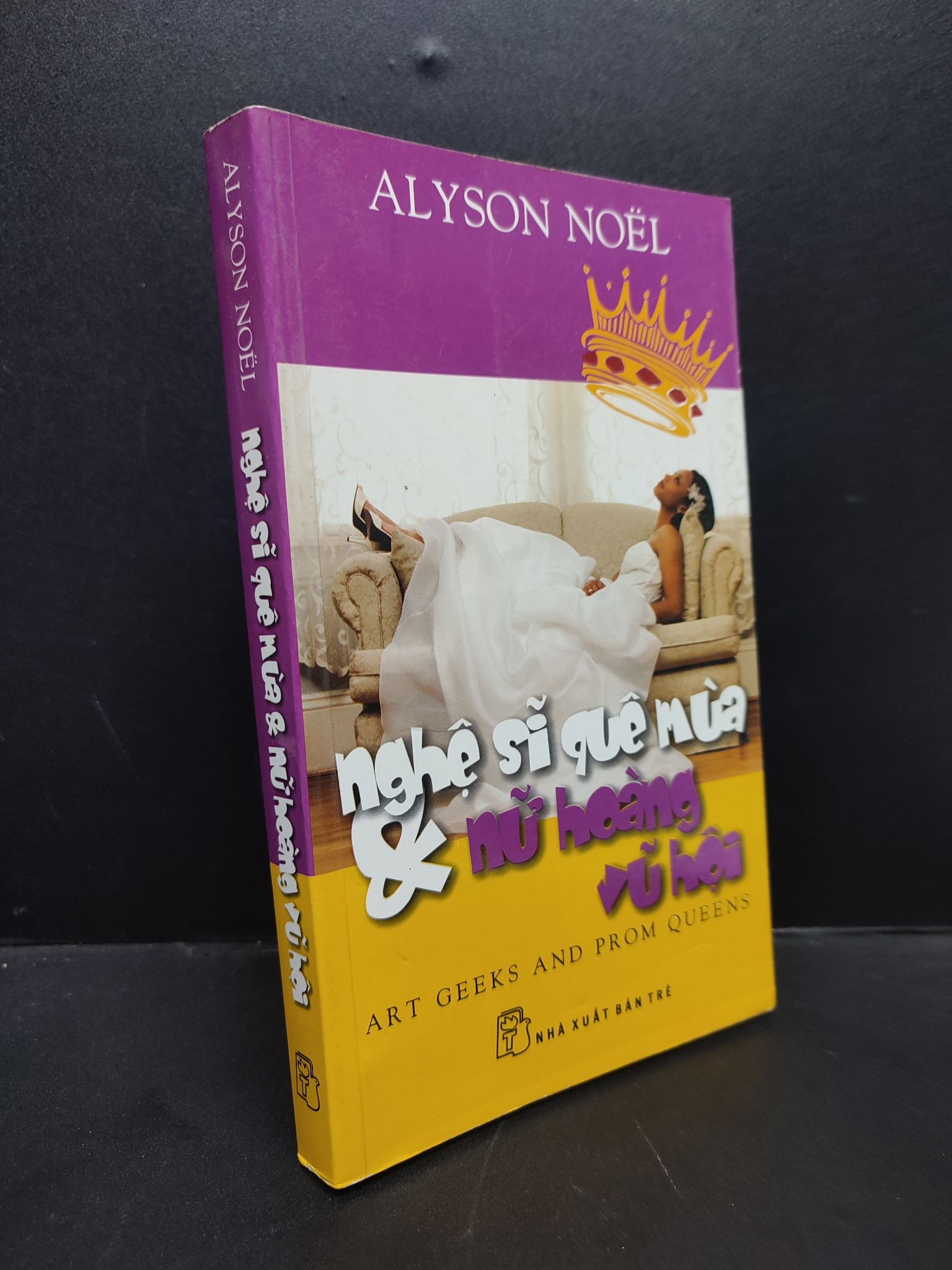 Nghệ Sĩ Quê Mùa Và Nữ Hoàng Vũ Hội mới 80% ố vàng 2009 2606 Alyson Noel (SL có thể đặt: 1 Cuốn) - SÁCH ĐẠI HỌC