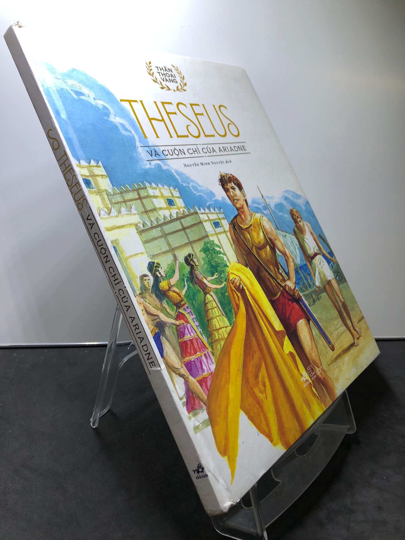 Theseus và cuộn chỉ của Ariadne 2017 mới 85% bẩn nhẹ BÌA CỨNG THIẾU NHI 0508 Truyện tranh (SL có thể đặt: 1 Cuốn) - SÁCH ĐẠI HỌC
