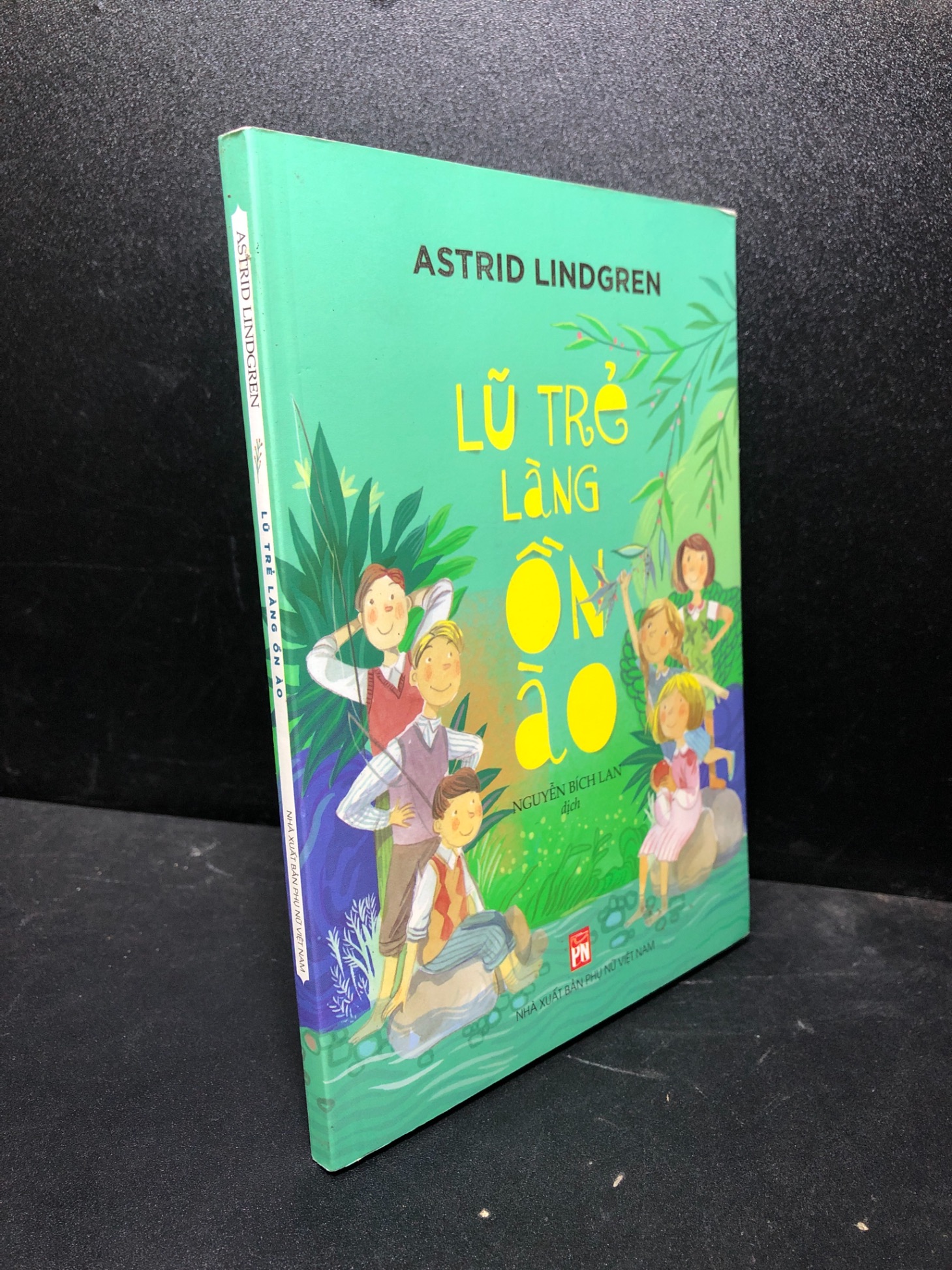 Lũ trẻ làng ồn ào Astrid Lindgren 2021 bẩn bìa tróc nhẹ new 80% 0601 văn học (SL có thể đặt: 1 Cuốn) - SÁCH ĐẠI HỌC