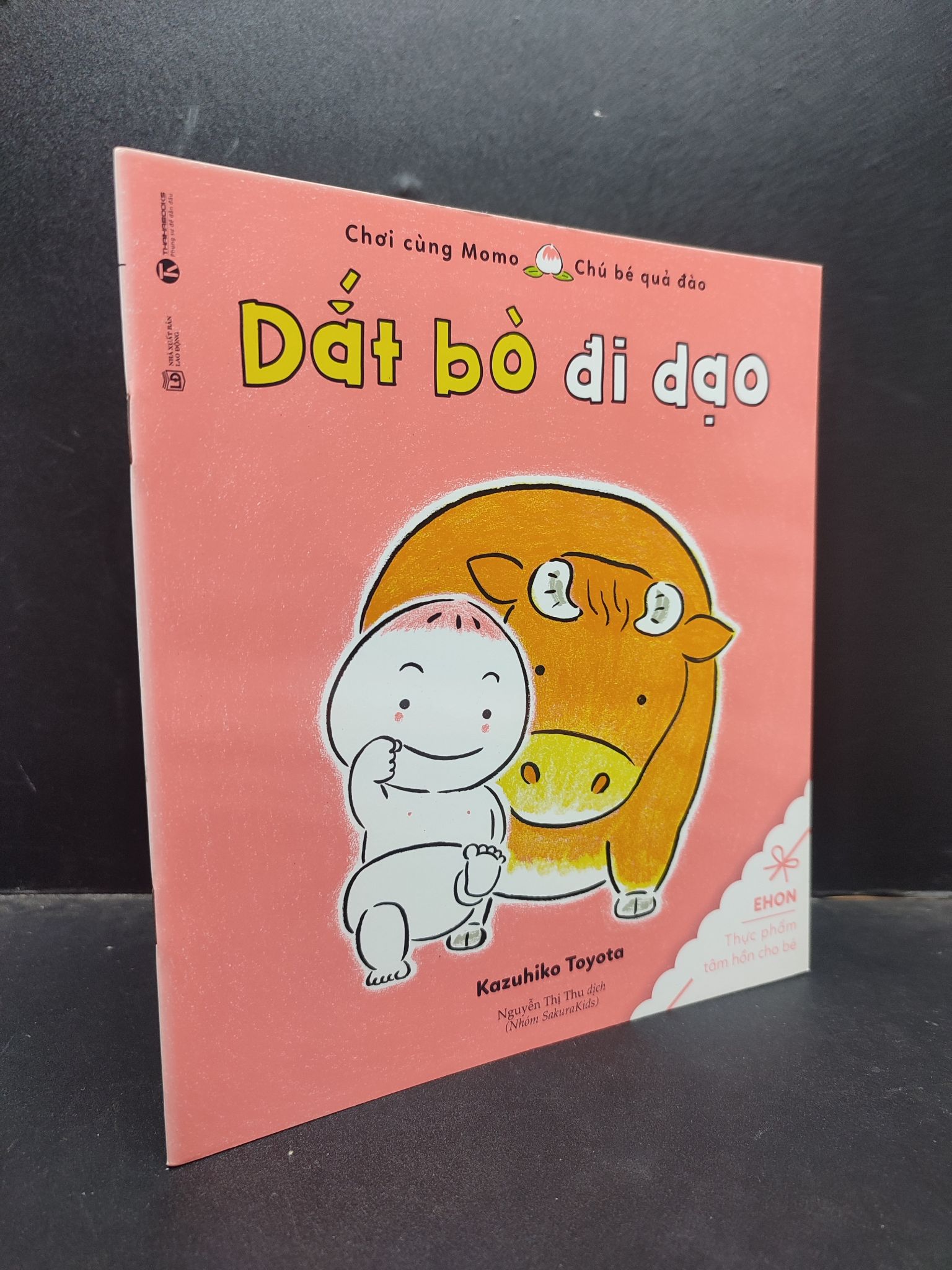 Ehon dắt bò đi dạo Kazuhiko Toyota 2019 mới 80% bẩn bìa tróc bìa nhẹ 2704 truyện cho bé (SL có thể đặt: 4 cuốn) - SÁCH ĐẠI HỌC
