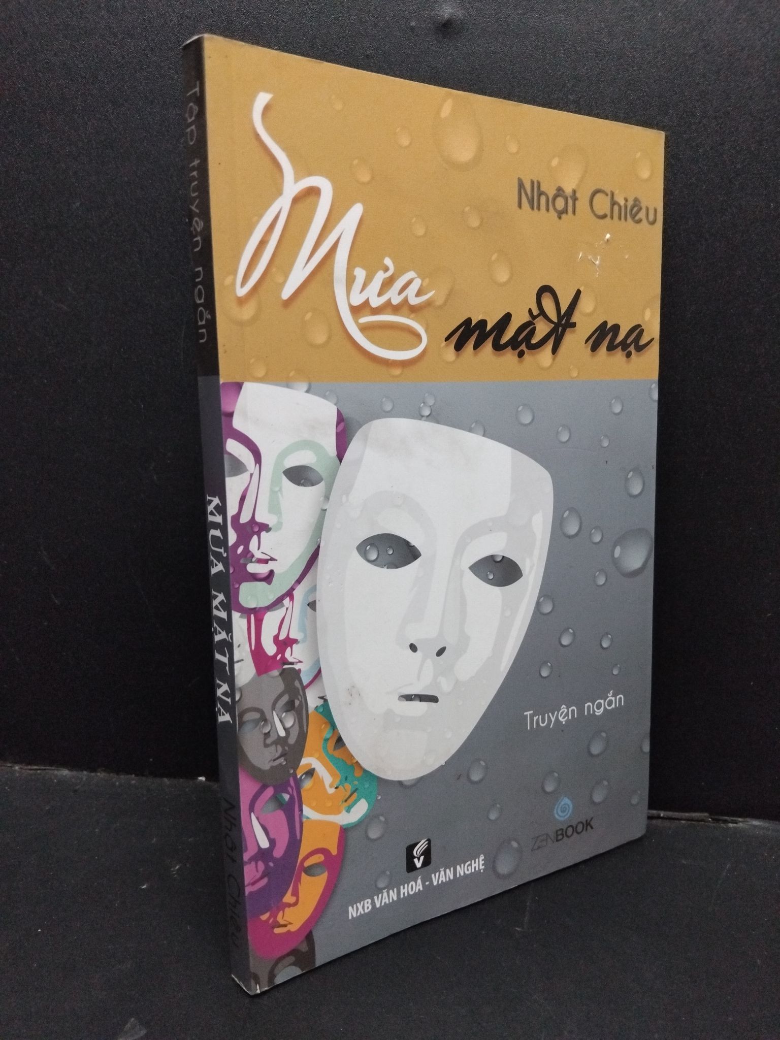 Mưa mặt nạ mới 80% bẩn nhẹ 2015 1209 Nhật Chiêu (SL có thể đặt: 3 Cuốn) - SÁCH ĐẠI HỌC
