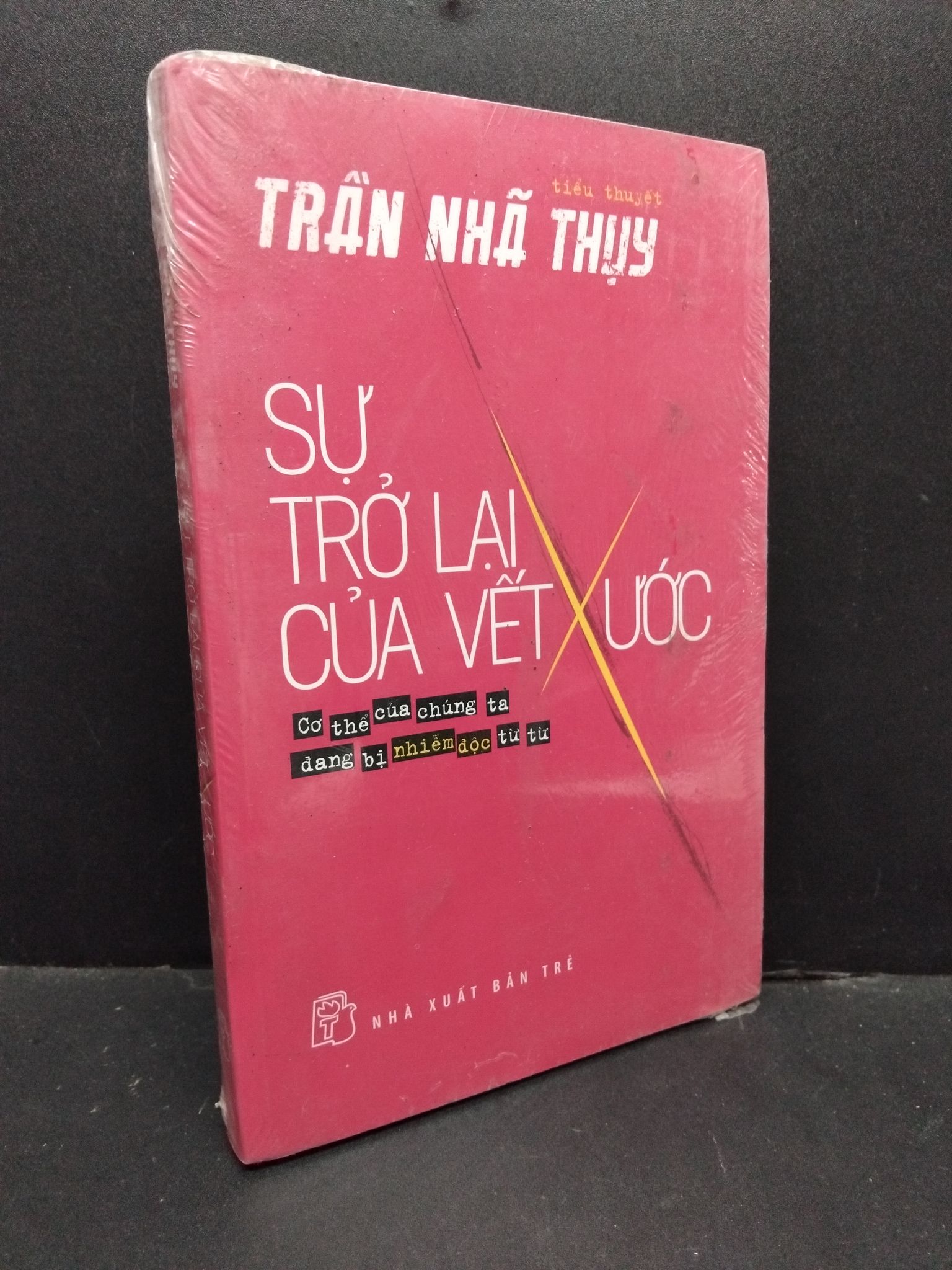 Sự trở lại của vết xước Trần Nhã Thụy mới 90% ố nhẹ, còn seal 3010 (SL có thể đặt: 1 Cuốn) - SÁCH ĐẠI HỌC