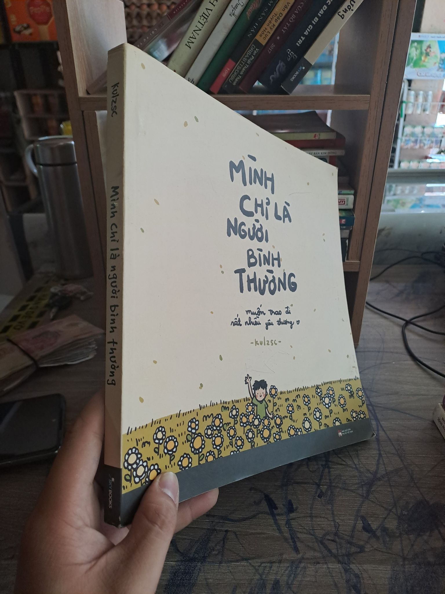 Mình chỉ là người bình thường muốn trao đi rất nhiều yêu thương mới 90% 2203 (SL có thể đặt: 1 Cuốn) - SÁCH ĐẠI HỌC
