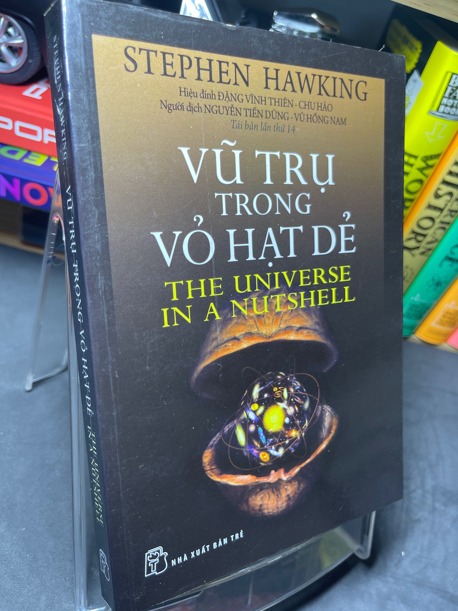 Vũ trụ trong vỏ hạt dẻ 2016 mới 80% ố vàng Stephen Hawking 2905 Kiến thức bách khoa (SL có thể đặt: 1 Cuốn) - SÁCH ĐẠI HỌC