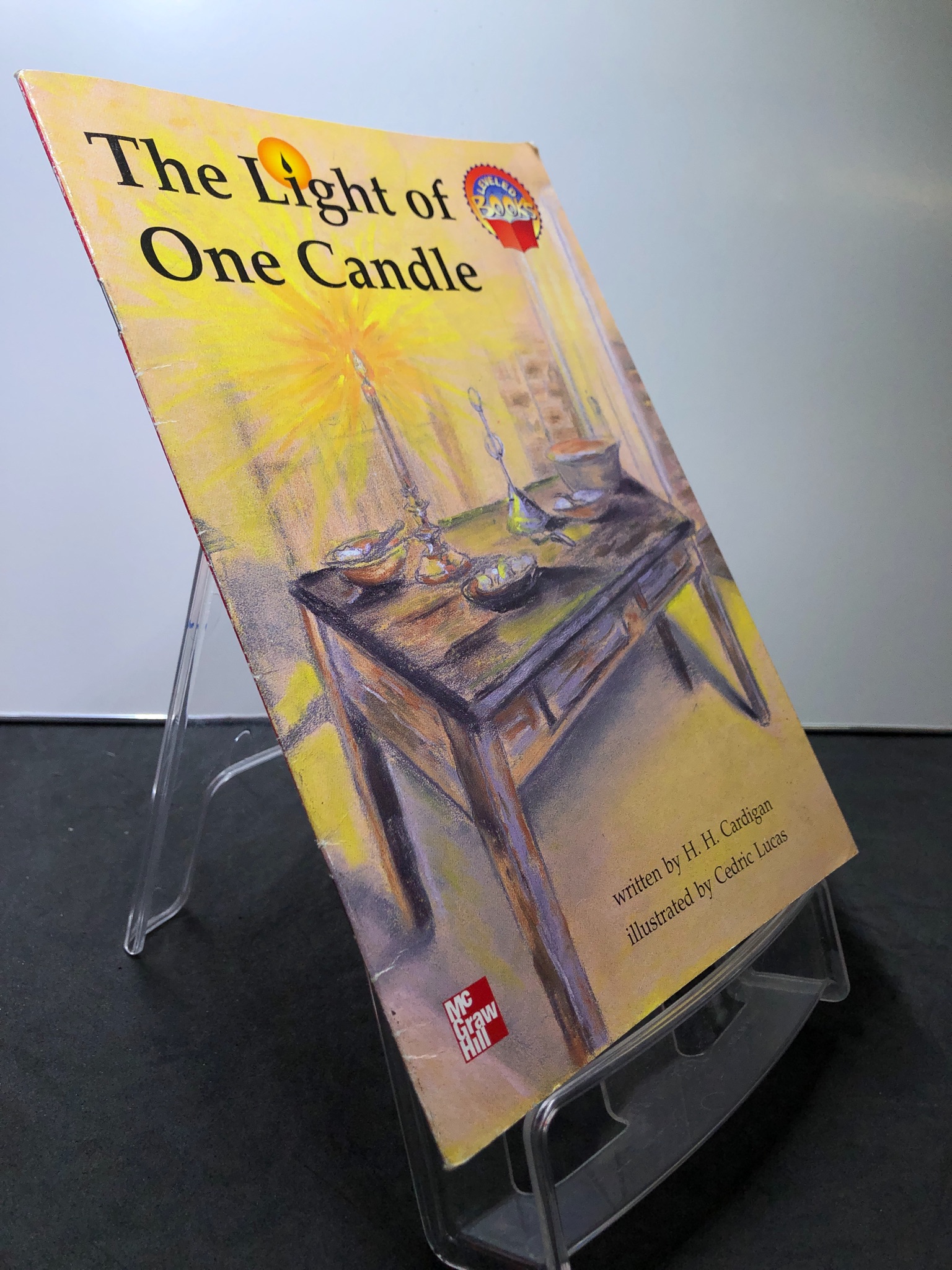 The light of One Candle mới 85% bẩn nhẹ H.H.Cardigan 2607 Sách ngoại văn (SL có thể đặt: 1 Cuốn) - SÁCH ĐẠI HỌC