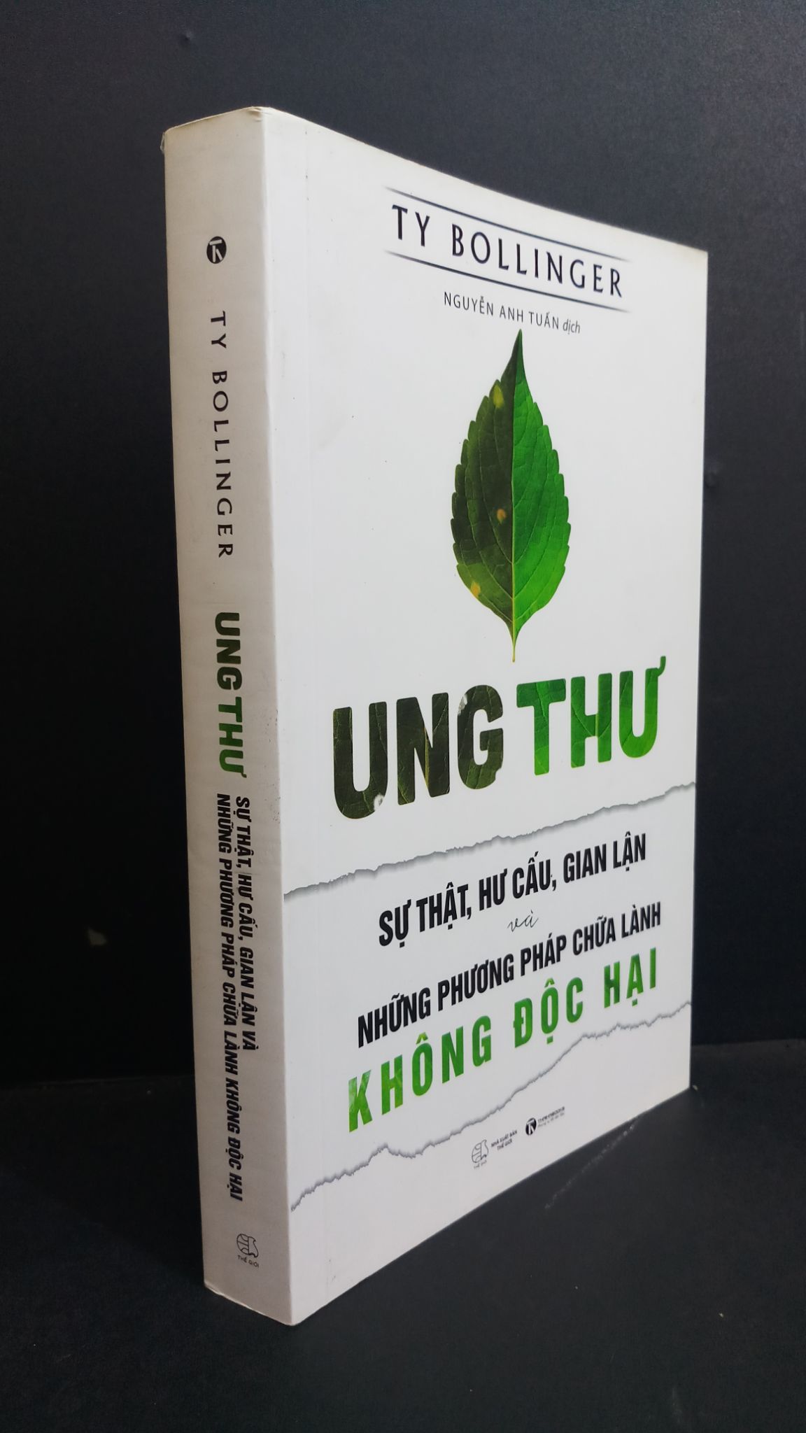 Ung thư sự thật, hư cấu, gian lận, và những phương pháp chữa lành không độc hại mới 90% ố bẩn nhẹ 2019 0612 Ty Bollinger Sách sức khỏe (SL có thể đặt: 1 Cuốn) - SÁCH ĐẠI HỌC